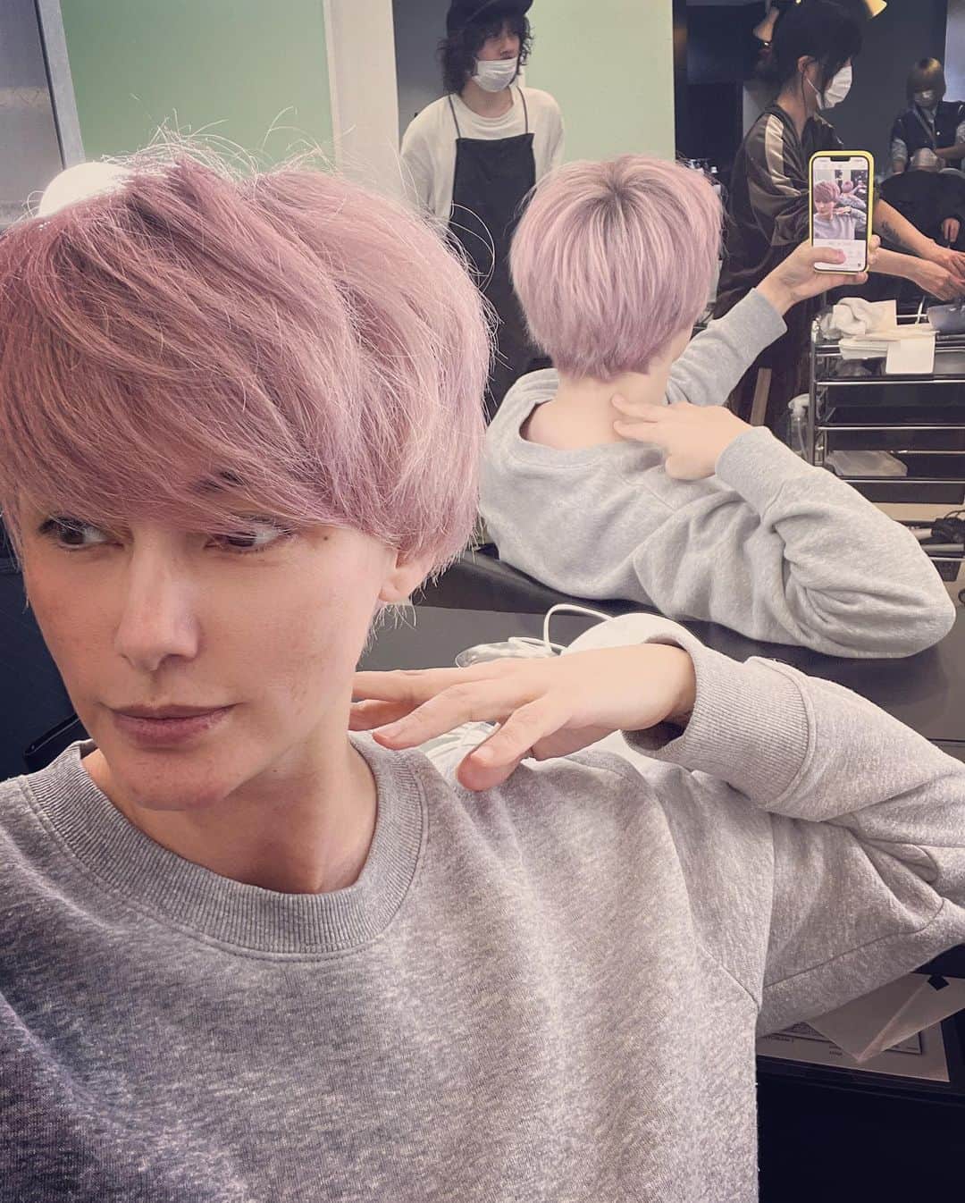 梅宮アンナさんのインスタグラム写真 - (梅宮アンナInstagram)「昨日は、夕方美容院へ  @shachu_hair   担当は @moriyoshi0118 さん  カラーリングも少し変えて✨ 毎回違うカラーリングです。今回はピンクを多めに。前回はパープルが多めでした✨ 色落ちしてきた時、濁っていたので、 ピンクを強めにしました😊💕 モリヨシさんの配合〜👍👍👍👍👍  #美容院  #カラーリング  #渋谷 #shachu」5月14日 6時34分 - annaumemiya