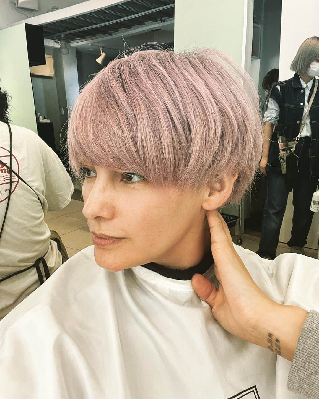 梅宮アンナさんのインスタグラム写真 - (梅宮アンナInstagram)「昨日は、夕方美容院へ  @shachu_hair   担当は @moriyoshi0118 さん  カラーリングも少し変えて✨ 毎回違うカラーリングです。今回はピンクを多めに。前回はパープルが多めでした✨ 色落ちしてきた時、濁っていたので、 ピンクを強めにしました😊💕 モリヨシさんの配合〜👍👍👍👍👍  #美容院  #カラーリング  #渋谷 #shachu」5月14日 6時34分 - annaumemiya