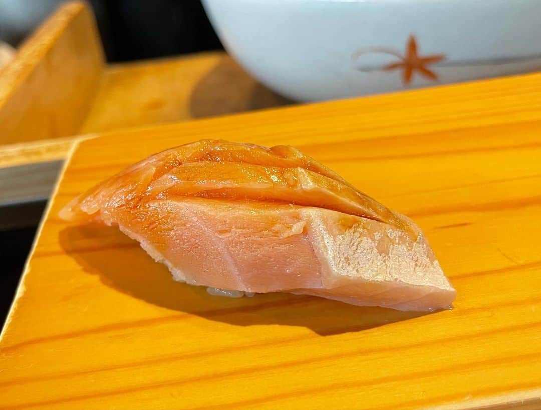市井紗耶香さんのインスタグラム写真 - (市井紗耶香Instagram)「Thank you so much Kimuraさん🙏  富山に素敵なお鮨屋さんがあると 友人から教えてもらいお昼に頂いてきました。  おもてなしのひとつひとつに美学を 感じます。木村さんのお人柄と富山愛  お鮨は美しく美味しく全てに魅了されました。感動です  #鮨し人 #富山 #鮨  #sushi  #赤酢  #感謝」5月14日 10時02分 - sayakaichii