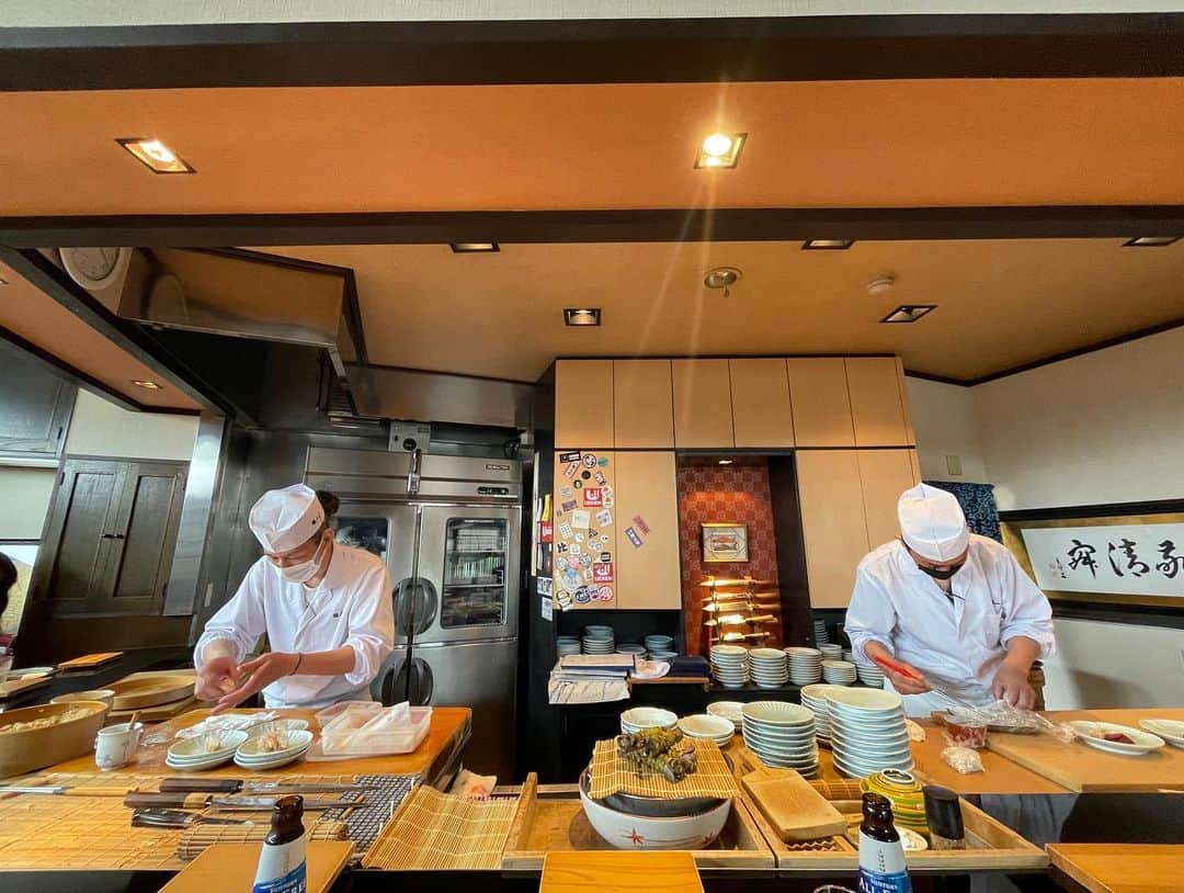 市井紗耶香さんのインスタグラム写真 - (市井紗耶香Instagram)「Thank you so much Kimuraさん🙏  富山に素敵なお鮨屋さんがあると 友人から教えてもらいお昼に頂いてきました。  おもてなしのひとつひとつに美学を 感じます。木村さんのお人柄と富山愛  お鮨は美しく美味しく全てに魅了されました。感動です  #鮨し人 #富山 #鮨  #sushi  #赤酢  #感謝」5月14日 10時02分 - sayakaichii