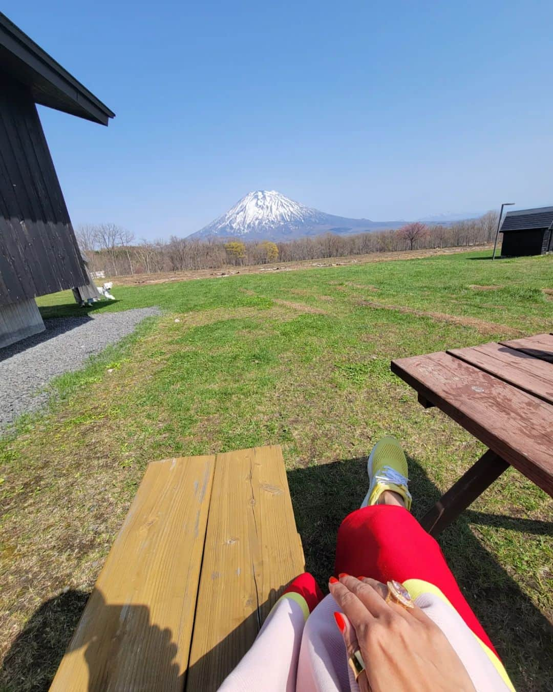 三喜本惠美さんのインスタグラム写真 - (三喜本惠美Instagram)「・ 北海道旅行  後半はルスツからニセコにレンタカーで30分移動！ 毎日見守ってくれていた「日本百名山」にも挙げられる羊蹄山⛰️ ニセコエリアのシンボルです。 この景色がお気に入りで車の窓から毎日眺めていました✨  途中でノースフェイスでパパのTシャツが足りずお買い物をしたり…。限定の製品もありましたよ♪  高橋牧場でピザ、ヨーグルト、ソフトクリーム♪ ここまで食べたのは久しぶりの乳製品(^-^; #羊蹄山#ニセコ#ニセコグルメ#高橋牧場」5月14日 10時52分 - megumi_mikimoto