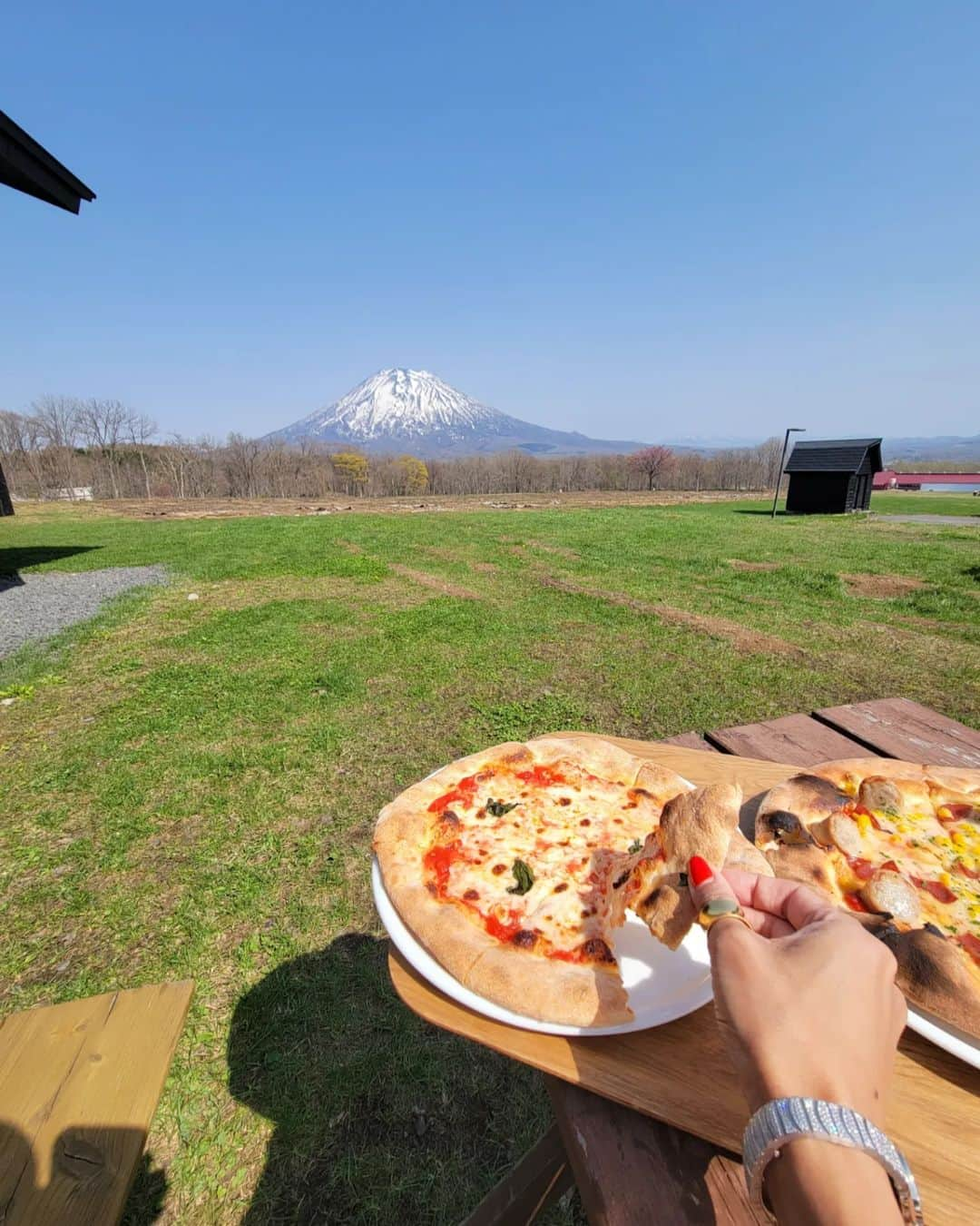 三喜本惠美さんのインスタグラム写真 - (三喜本惠美Instagram)「・ 北海道旅行  後半はルスツからニセコにレンタカーで30分移動！ 毎日見守ってくれていた「日本百名山」にも挙げられる羊蹄山⛰️ ニセコエリアのシンボルです。 この景色がお気に入りで車の窓から毎日眺めていました✨  途中でノースフェイスでパパのTシャツが足りずお買い物をしたり…。限定の製品もありましたよ♪  高橋牧場でピザ、ヨーグルト、ソフトクリーム♪ ここまで食べたのは久しぶりの乳製品(^-^; #羊蹄山#ニセコ#ニセコグルメ#高橋牧場」5月14日 10時52分 - megumi_mikimoto