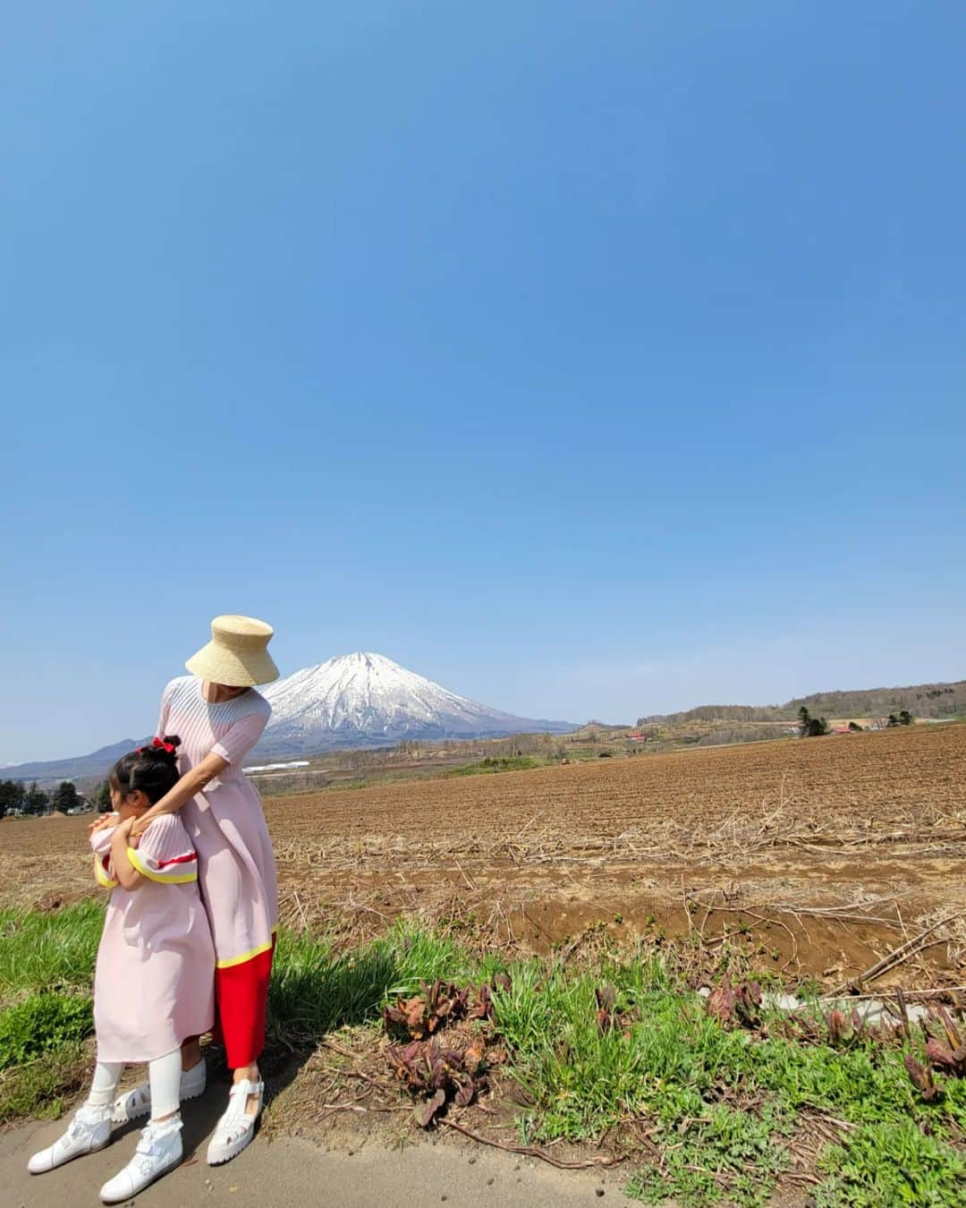 三喜本惠美さんのインスタグラム写真 - (三喜本惠美Instagram)「・ 北海道旅行  後半はルスツからニセコにレンタカーで30分移動！ 毎日見守ってくれていた「日本百名山」にも挙げられる羊蹄山⛰️ ニセコエリアのシンボルです。 この景色がお気に入りで車の窓から毎日眺めていました✨  途中でノースフェイスでパパのTシャツが足りずお買い物をしたり…。限定の製品もありましたよ♪  高橋牧場でピザ、ヨーグルト、ソフトクリーム♪ ここまで食べたのは久しぶりの乳製品(^-^; #羊蹄山#ニセコ#ニセコグルメ#高橋牧場」5月14日 10時52分 - megumi_mikimoto