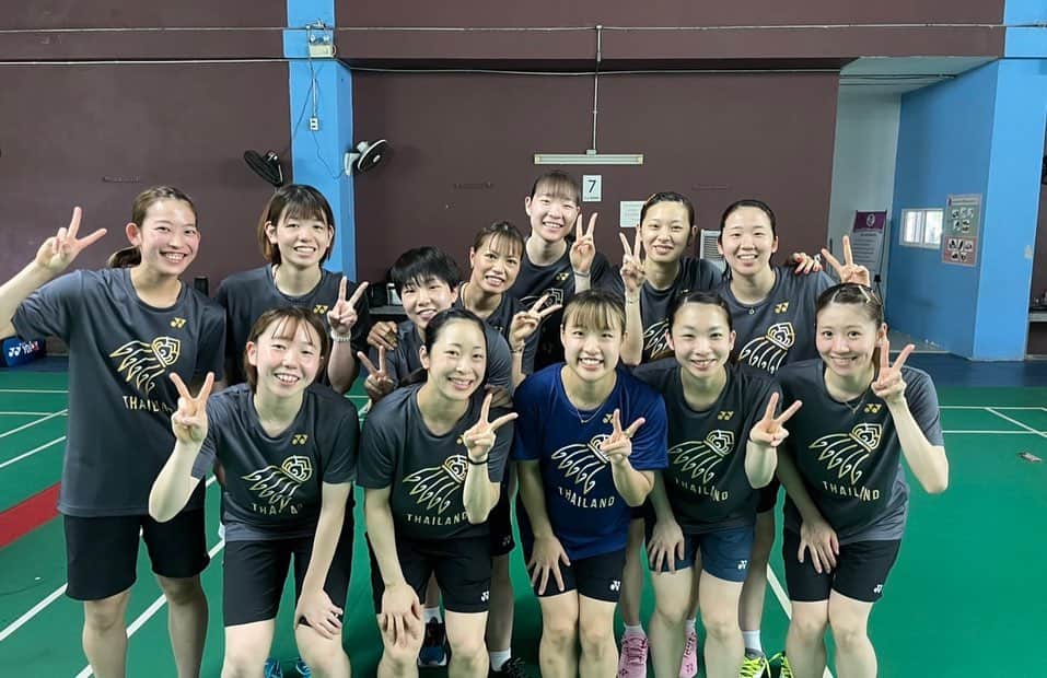 奥原希望さんのインスタグラム写真 - (奥原希望Instagram)「. 第2シングルスとして次に繋ぐ役目を果たせませんでした。 毎回チームのメンバーは変わる中、今回このメンバーにたくさん救われました。 完全な私の力不足です。 みんなありがとう。 応援ありがとうございました。 . . Thank you for supporting me. . . #ubercup2022  #badminton  #teamjapan  #nozomiokuhara  #okuharanozomi」5月14日 10時55分 - okuharanozomi