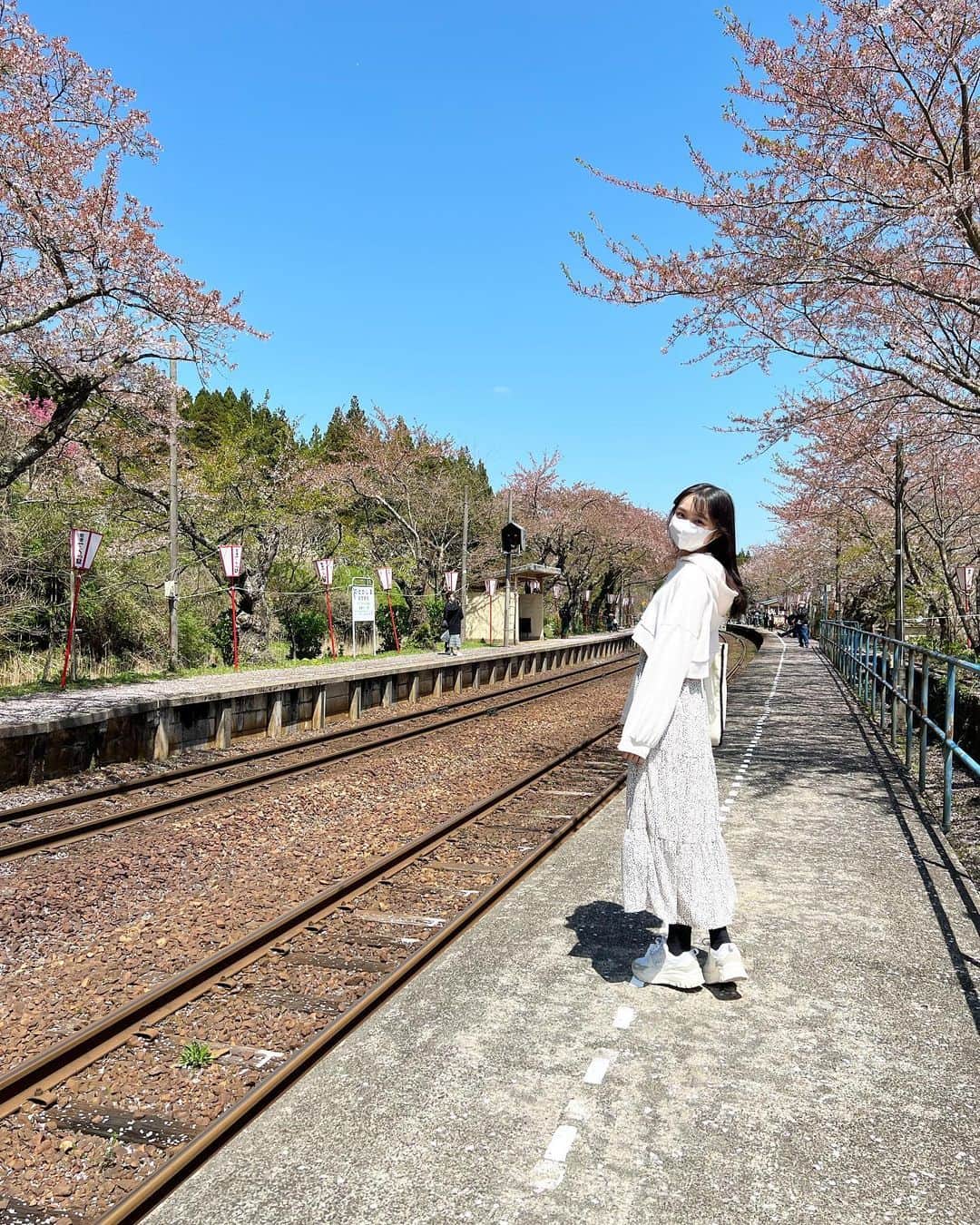 林芽亜里さんのインスタグラム写真 - (林芽亜里Instagram)「🎀 ⁡ 石川県能登地方の風景をお楽しみください~ Part1🌸 ⁡ 能登のふたつの駅を巡りました\(◡̈)/ 海と桜って素敵だね🤍 散りはじめてたけど桜の絨毯も綺麗~!! ⁡ とてもレトロな写真がたくさん撮れました📷 ⁡ ⁡ #林芽亜里」5月14日 12時48分 - meari__hayashi