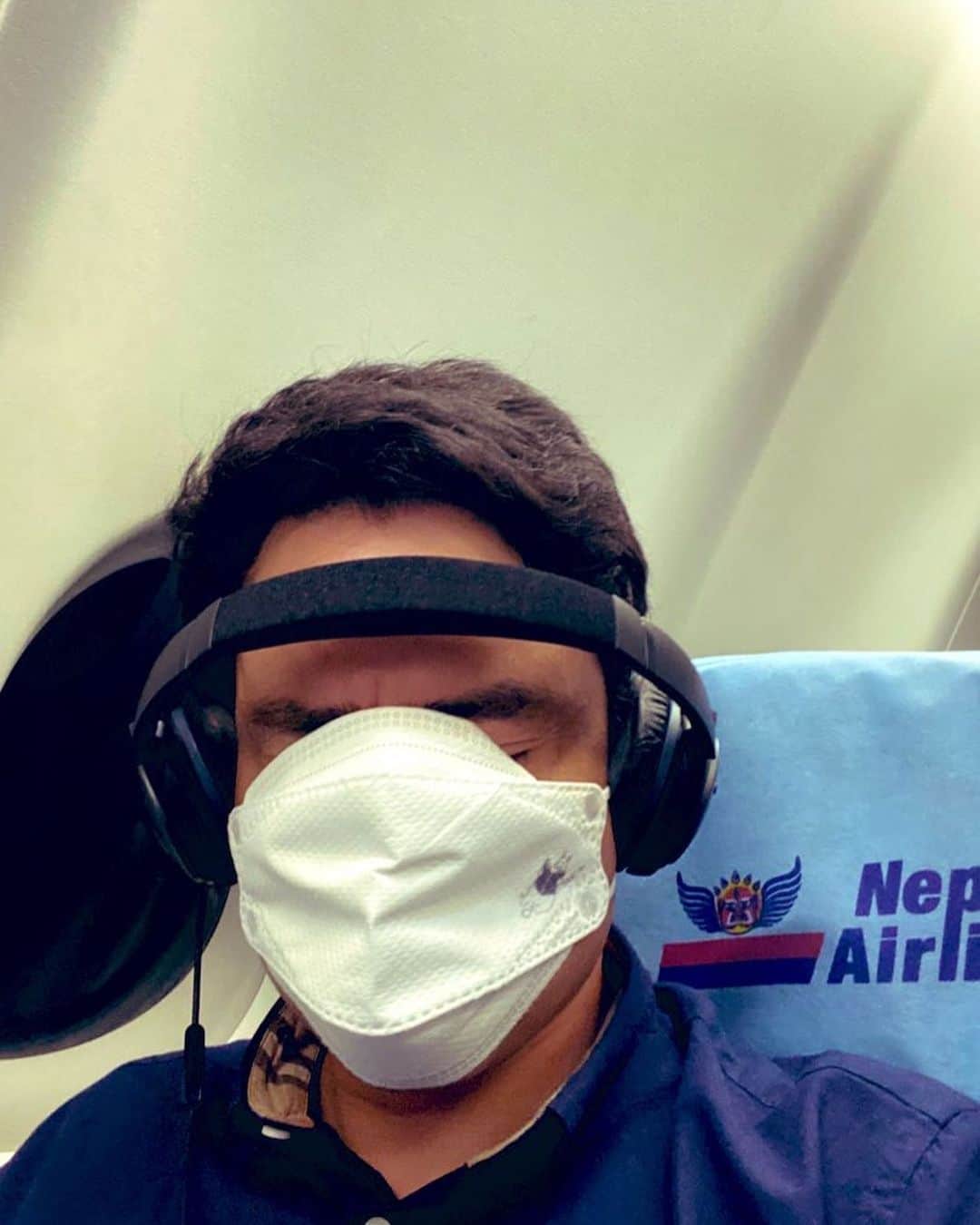 野口健さんのインスタグラム写真 - (野口健Instagram)「行きも帰りもネパール航空の中は大賑わい（特に行き）。世界各国様々な飛行機に乗ってきましたが、その中でもかなり賑やかな方かしら。乗客の大半はネパールのみなさん。家族連れが多く、聞けば日本で働いているネパール人たちの里帰りが大半。「２年ぶりにネパールに帰れました！」と嬉しそうに語ってくれた男性。  そして次に目立ったのは学生たち。手元には福島の日本語学校の資料があった。そうか、彼らはこれから日本語を学ぶのか。始めての国際線なのか、スマホで自撮りしたり、仲間たちとの撮影大会で離陸前からお祭り騒ぎ。まるで修学旅行生の集団の中にボク一人が紛れ込んだような。初々しいといえばそうなのだけれど…。賑やか過ぎるかな(^^;;  そして廊下をキャッキャと走る子供たち。子供にとっても飛行機はそれはそれはディズニーランドに訪れる程にワクワクするみたい。それはそうか、実際に空を飛んでいるのだからある意味、ディズニーランドよりも凄いのだろう。  いずれにせよ、皆さん、とても楽しそう！！！賑やかついでに蛾までもが機内で舞っていた。  僕は相変わらず耳栓にヘッドホンですが、それでも充分すぎる程にハッピーオーラが伝わってきます。  彼らの様子を眺めながら勝手にこれから始まるであろう日本での生活を想像してみた。成功する人もいれば、ひょっとすれば挫折する人も。日本を好きになる人もいれば、恨む人も出てくるかもしれない。挫折に関していえば、僕もその経験だけは自信がある。何しろ出が「落ちこぼれエベレスト」ですから。  余計なお世話といえばそれまでですが、暇なとき、また、やたらと賑やかな集団と出会した時など、僕は彼らを観察する変な癖がある。  どこから来て、これからどこに向かっていくのだろうかと、頭の中で勝手に映像化してみたり。また、新天地に向かう彼らの姿が眩しく、それを羨んでみたり。  そしていつしか彼らの人生から自分の人生へと思考の場を移しふと思う。  「そんなお前はどうなんだい？本当は何がしたいんだい？」と。実に面倒くさい性格なのです。  この歳になっても「自分は何をしたいのか」「もう役割は終えたのかな」などと迷子になる事もちょくちょくあります。  そんな事をあれこれ考えながら、途中で思考を巡らすのも面倒くさくなり「ハイ」お終い。  最後に一言。 ネパールの学生の皆さん、ようこそ、日本へ！！！　  それにしてもネパール航空による直行便が飛ぶようになりネパールがだいぶ近くになりましたね。たったの６時間半で、わたくし、日本に戻って参りました！お疲れ様でしたボク。  #野口健」5月14日 14時17分 - noguchiken8848
