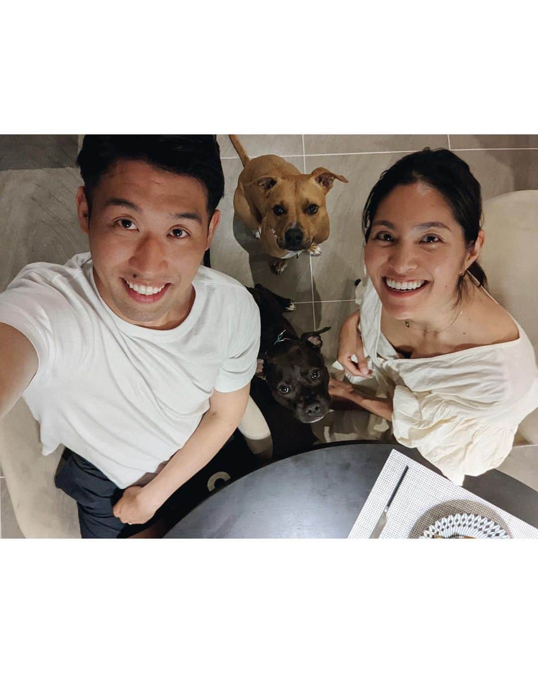清宮佑美さんのインスタグラム写真 - (清宮佑美Instagram)「2nd Wedding Anniversary💍 5/13にお付き合いスタートして4年、結婚して2年が経ちました👫 お互い仕事もプライベートも人生のハイライトが詰め込まれたようなこの2年。 コロナ禍での結婚式や家を建てたり会社を作ったり本当に色々あったけど きっとまだまだこんなもんじゃないよねってくらい これから色々あるよね😇 どんな時もお互いを信頼して 支え合って一つ一つ乗り越えていきたいです😌🎢 旦那さんの最近の口癖は「やっぱり家が1番最高だわー」なんで🫢 記念日ディナーはお家で🍽🏠 居心地の良いお家でいられるよう妻として努力していきたいと思います☺️ 3年目もよろしくね✌🏾  #2ndweddinganniversary #weddinganniversary #0513 #結婚記念日 #記念日ディナー #おうちごはん #バルコナ #barukona #Googlepixel #pixelで撮影 #teampixel」5月14日 16時27分 - yuumi_seimiya