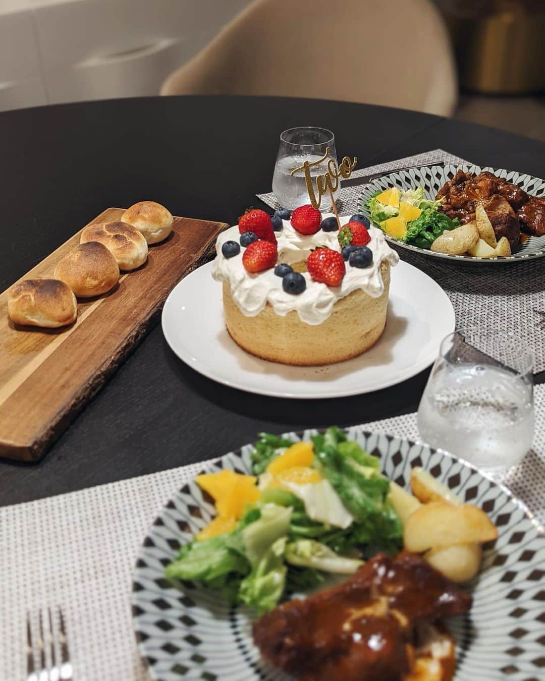 清宮佑美さんのインスタグラム写真 - (清宮佑美Instagram)「2nd Wedding Anniversary💍 5/13にお付き合いスタートして4年、結婚して2年が経ちました👫 お互い仕事もプライベートも人生のハイライトが詰め込まれたようなこの2年。 コロナ禍での結婚式や家を建てたり会社を作ったり本当に色々あったけど きっとまだまだこんなもんじゃないよねってくらい これから色々あるよね😇 どんな時もお互いを信頼して 支え合って一つ一つ乗り越えていきたいです😌🎢 旦那さんの最近の口癖は「やっぱり家が1番最高だわー」なんで🫢 記念日ディナーはお家で🍽🏠 居心地の良いお家でいられるよう妻として努力していきたいと思います☺️ 3年目もよろしくね✌🏾  #2ndweddinganniversary #weddinganniversary #0513 #結婚記念日 #記念日ディナー #おうちごはん #バルコナ #barukona #Googlepixel #pixelで撮影 #teampixel」5月14日 16時27分 - yuumi_seimiya