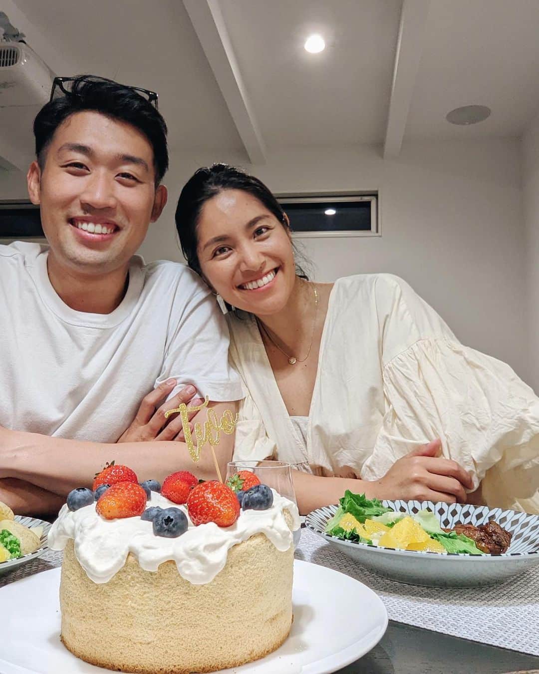 清宮佑美さんのインスタグラム写真 - (清宮佑美Instagram)「2nd Wedding Anniversary💍 5/13にお付き合いスタートして4年、結婚して2年が経ちました👫 お互い仕事もプライベートも人生のハイライトが詰め込まれたようなこの2年。 コロナ禍での結婚式や家を建てたり会社を作ったり本当に色々あったけど きっとまだまだこんなもんじゃないよねってくらい これから色々あるよね😇 どんな時もお互いを信頼して 支え合って一つ一つ乗り越えていきたいです😌🎢 旦那さんの最近の口癖は「やっぱり家が1番最高だわー」なんで🫢 記念日ディナーはお家で🍽🏠 居心地の良いお家でいられるよう妻として努力していきたいと思います☺️ 3年目もよろしくね✌🏾  #2ndweddinganniversary #weddinganniversary #0513 #結婚記念日 #記念日ディナー #おうちごはん #バルコナ #barukona #Googlepixel #pixelで撮影 #teampixel」5月14日 16時27分 - yuumi_seimiya