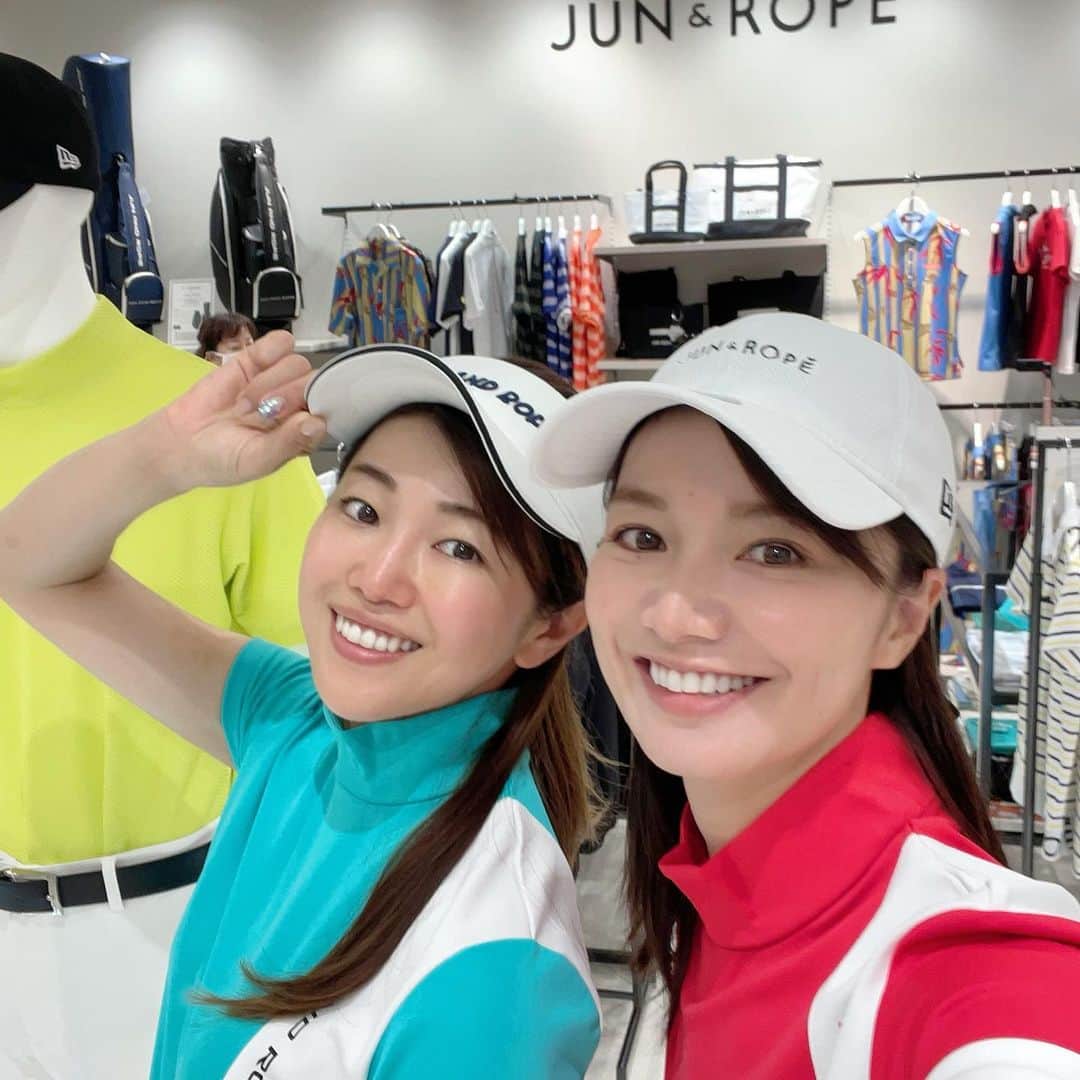 三枝こころさんのインスタグラム写真 - (三枝こころInstagram)「新しく新宿高島屋にオープンした @junandrope にお買い物。 えりかちゃんとゴルフパートナーの試合の衣装を選んで来ました⛳️ 5月19日に取手国際ゴルフ倶楽部で行われます。 当日は観客もいて・いろんなメディアも入り・中継もあります。 めちゃくちゃ緊張しそう🥺 でもえりちゃんいるから大丈夫🙆‍♀️ うんうん。 皆さん応援宜しくお願いします。 #ゴルフ女子 #ママゴルフ #junandrope #試合 #衣装 #高島屋 #新宿 #ダブルス #取手国際ゴルフ倶楽部  #ゴルフパートナー」5月14日 16時43分 - kokoro_golf