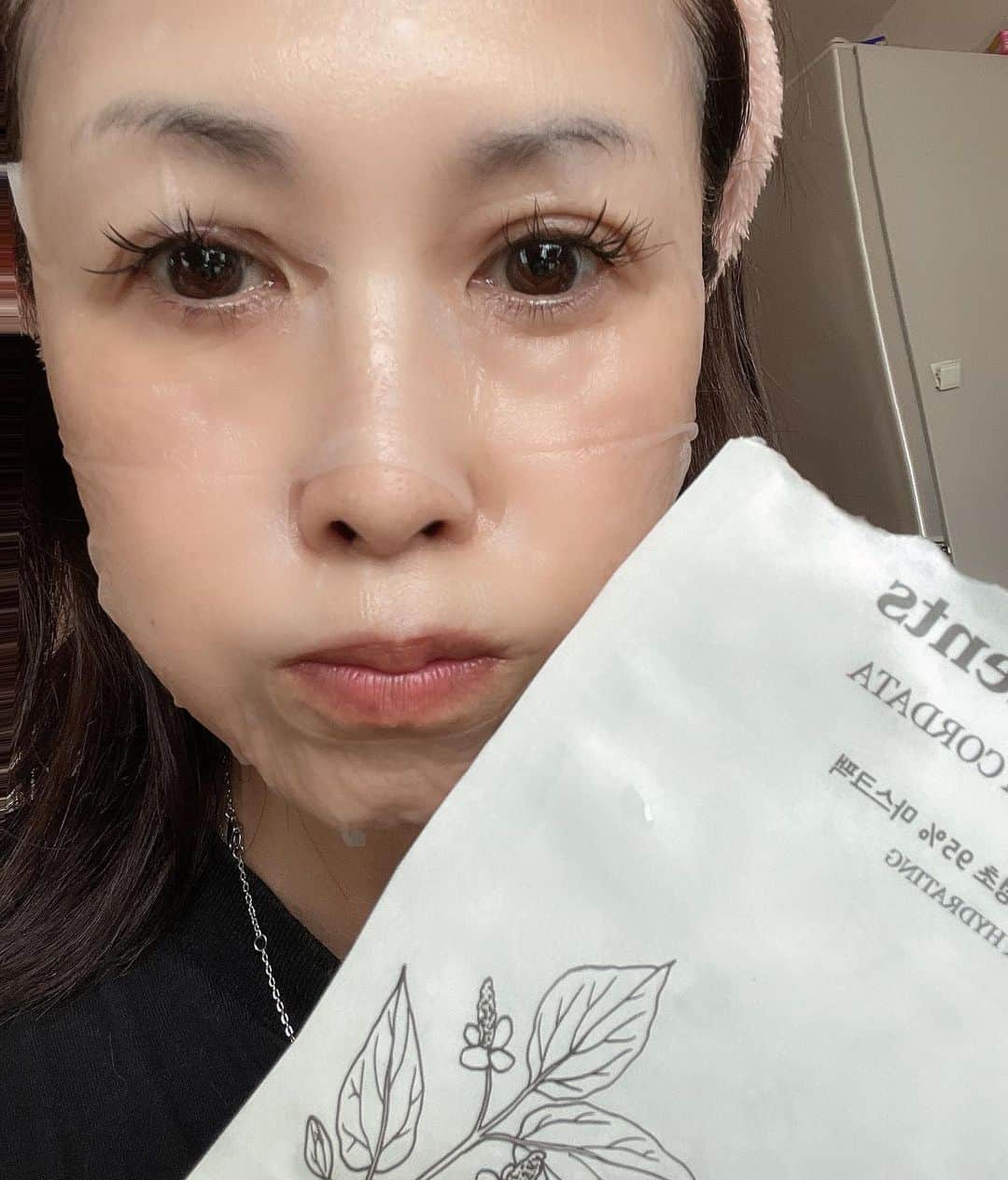 Naoko（なおこ）さんのインスタグラム写真 - (Naoko（なおこ）Instagram)「👯‍♀️ ジムも行けない 休日は、 美容の日に しようじゃないか。  @ongredients.japan  の基礎化粧品  オーガニックで お肌や環境にも 優しい自然な化粧品  すべての製品において 有害・不必要な化学成分を使用せず、自然由来のオーガニック成分 のみを使用し肌の悩みを根本から解決する製品だって。  お肌にも余計なものは つけたくない自然派の方に特におすすめ。  使用感も濃くがあり しっとり感もあって 物足りなさ0️⃣  しっかりと 効果も感じられる 優秀なコスメ。 おすすめです。 コスパも良いよ。  Qoo10 オングリデゖエンツ公式ショップにて購入可能だよ。⏬  https://www.qoo10.jp/shop/ongredientsofficial  5/27~6/10まで 5%OFFCODE➡️ MEGAONGRE  。  済州シカクレンジングボール ドクダミ95%マスクパック アンチリンクルエッセンス スローエイジングクリーム  @nearndear.jp @ongredients.japan #ongredients #オングリディエンツ#nearndearjp#オーガニックコスメ #美容女子#アンチエイジング#エコ #オーガニック化粧品 #美肌#シカクレンジング#ドクダミパック」5月14日 17時09分 - smile_naohibi
