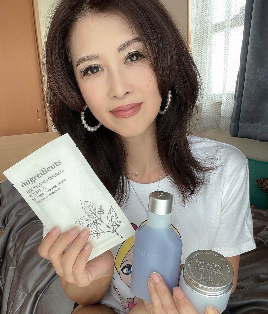 Naoko（なおこ）さんのインスタグラム写真 - (Naoko（なおこ）Instagram)「👯‍♀️ ジムも行けない 休日は、 美容の日に しようじゃないか。  @ongredients.japan  の基礎化粧品  オーガニックで お肌や環境にも 優しい自然な化粧品  すべての製品において 有害・不必要な化学成分を使用せず、自然由来のオーガニック成分 のみを使用し肌の悩みを根本から解決する製品だって。  お肌にも余計なものは つけたくない自然派の方に特におすすめ。  使用感も濃くがあり しっとり感もあって 物足りなさ0️⃣  しっかりと 効果も感じられる 優秀なコスメ。 おすすめです。 コスパも良いよ。  Qoo10 オングリデゖエンツ公式ショップにて購入可能だよ。⏬  https://www.qoo10.jp/shop/ongredientsofficial  5/27~6/10まで 5%OFFCODE➡️ MEGAONGRE  。  済州シカクレンジングボール ドクダミ95%マスクパック アンチリンクルエッセンス スローエイジングクリーム  @nearndear.jp @ongredients.japan #ongredients #オングリディエンツ#nearndearjp#オーガニックコスメ #美容女子#アンチエイジング#エコ #オーガニック化粧品 #美肌#シカクレンジング#ドクダミパック」5月14日 17時09分 - smile_naohibi