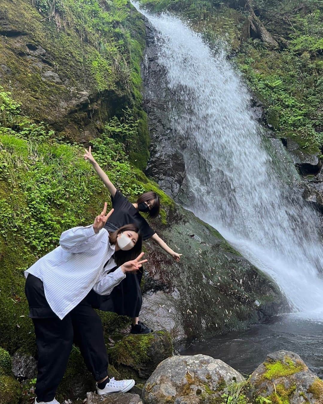 北乃きいさんのインスタグラム写真 - (北乃きいInstagram)「映画「おしょりん」の撮影で訪れた福井県でのオフショット♡  MG Jちゃんと📷🫧  自然に沢山触れられて幸せだった。  #nature  #photooftheday  #waterfall  #福井県  #自然」5月14日 19時12分 - kie.kitano.official