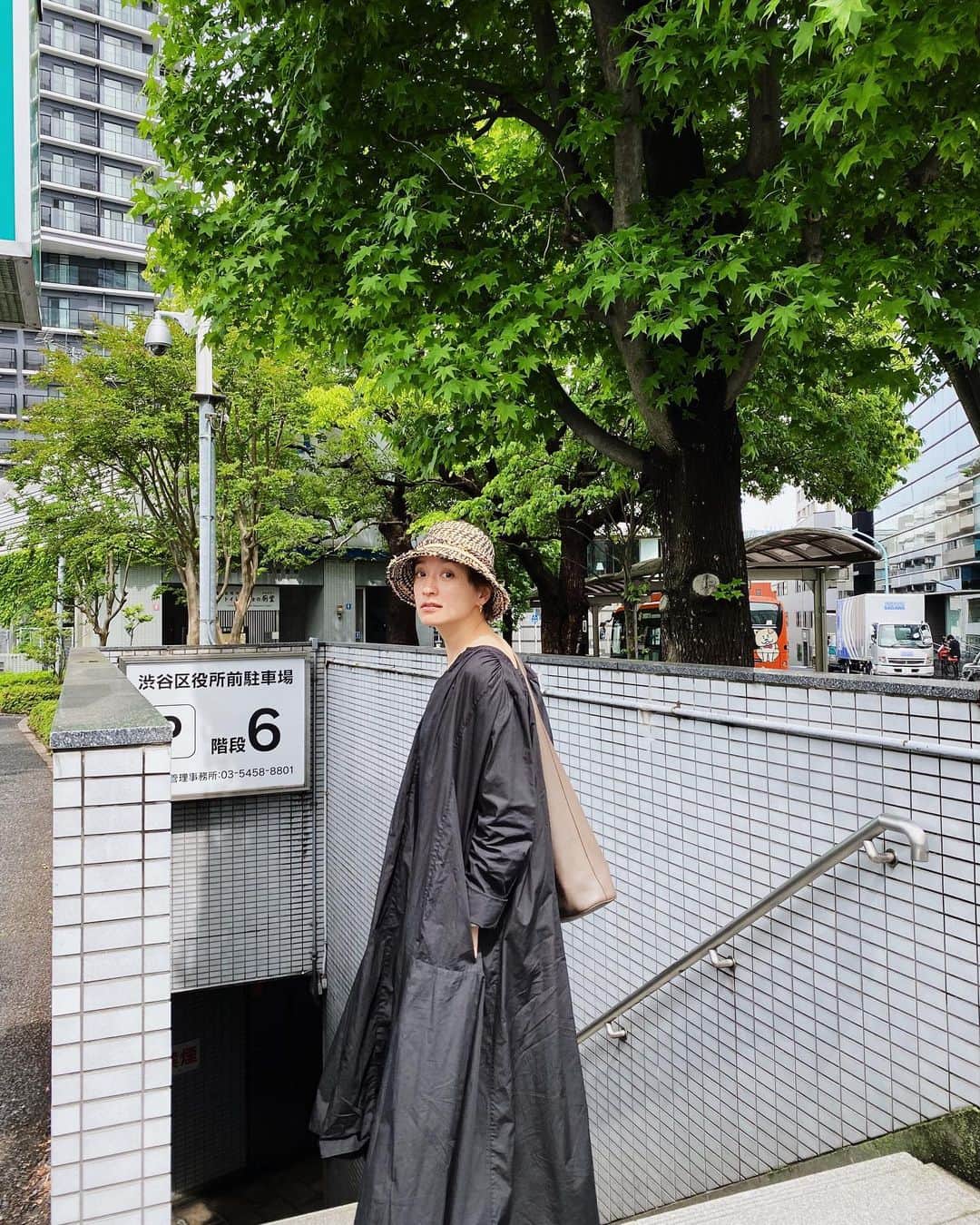 高山都さんのインスタグラム写真 - (高山都Instagram)「雨上がり、ヘッドスパ行ったり買い物行ったりゆるゆるな土曜日でした。 ワンピースは @aton_tokyo の漆黒シリーズ。軽くてすぐ乾くし、長袖なのに涼しい。 tevaもATONとのコラボで良い紺色だわー。 one-piece @aton_tokyo  sandal @tevajapan × @aton_tokyo  hat @kijimatakayuki  bag @therow」5月14日 19時24分 - miyare38