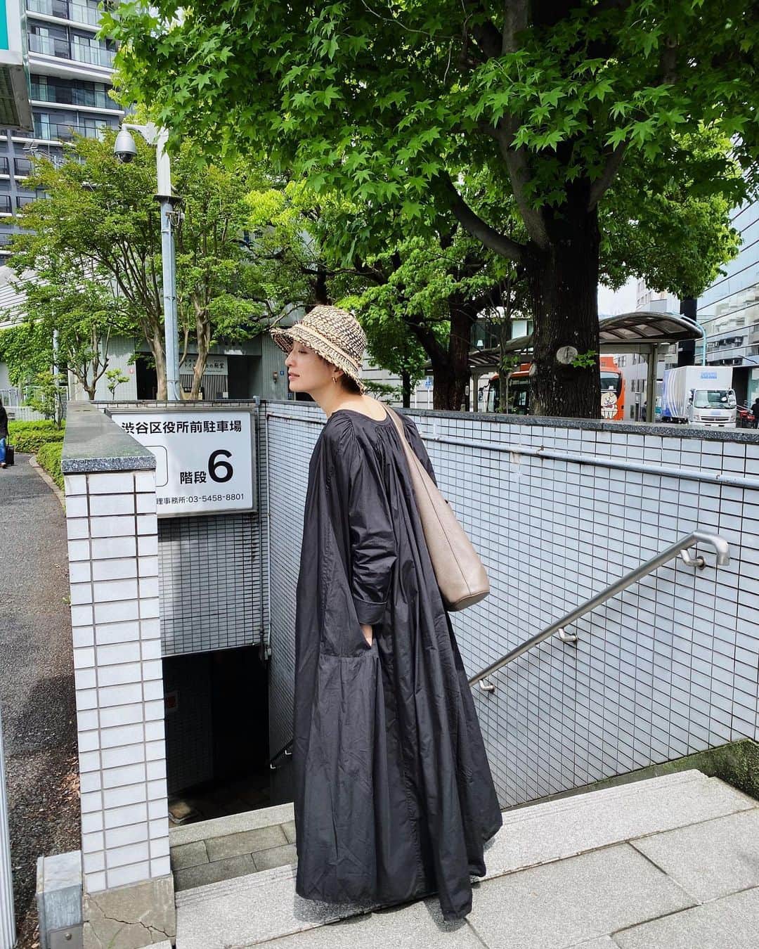 高山都さんのインスタグラム写真 - (高山都Instagram)「雨上がり、ヘッドスパ行ったり買い物行ったりゆるゆるな土曜日でした。 ワンピースは @aton_tokyo の漆黒シリーズ。軽くてすぐ乾くし、長袖なのに涼しい。 tevaもATONとのコラボで良い紺色だわー。 one-piece @aton_tokyo  sandal @tevajapan × @aton_tokyo  hat @kijimatakayuki  bag @therow」5月14日 19時24分 - miyare38