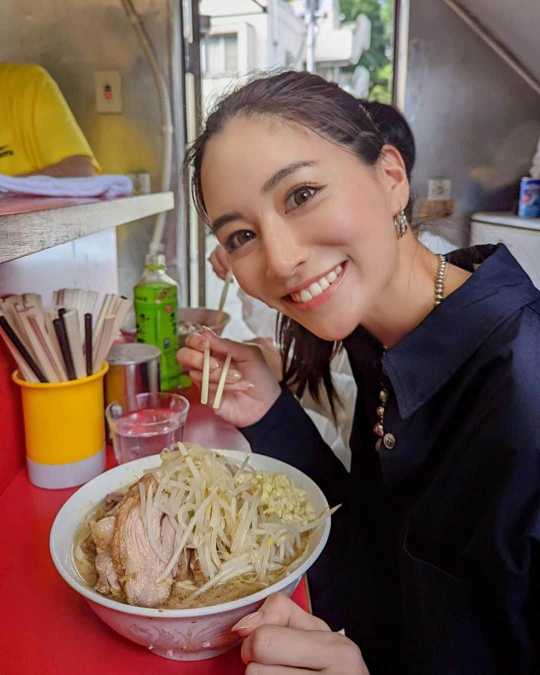 石井里奈さんのインスタグラム写真 - (石井里奈Instagram)「じゃーん！ ついに二郎デビューしました🍜 デビューならやっぱり三田本店へ！ . 写真撮ったり、話したり、残したりしたらダメ！など、いろんなルールを聞いたりしたので、なかなか行きづらいイメージだったのですが、実際はそんなことなくて❣️ とってもあたたかい雰囲気でもくもくとラーメンを食べてきました🍜 (行く前にサウナに行ってかなりお腹すかせていきました🔥) . 私はぶたラーメンにニンニクありで🙆‍♀️クセになる味ってすごくわかる！美味しくて勢いよく食べすすんでたのですが、ぜんぶ完食は出来ず😭(麺少なめオーダーでも全然多かった笑) . 今回1時間並びましたが、二郎を経験できて嬉しかったです💛 写真も何枚も撮れないからササッと撮った渾身の2枚載せます(嬉しそう) 違う店舗も気になるな〜♥️ 今日もお疲れ様でした！ . #りなまるグルメ #二郎ラーメン #二郎 #二郎系 #ラーメン二郎 #ラーメン二郎三田本店 #ラーメン #ラーメン好きな人と繋がりたい #ラーメン部 #ラーメンインスタグラマー #ramen #ラーメン女子 #グルメ女子 #行列店 #にんにく #ラーメンインスタグラム #ラーメン屋 #慶応 #ジロリアン #keio #三田 #二郎系ラーメン #ラーメン好きと繋がりたい #おなかいっぱい #もやし #チャーシュー #焼豚 #こってり #でぶ活 #ramennoodles」5月14日 19時52分 - ri7tin1025