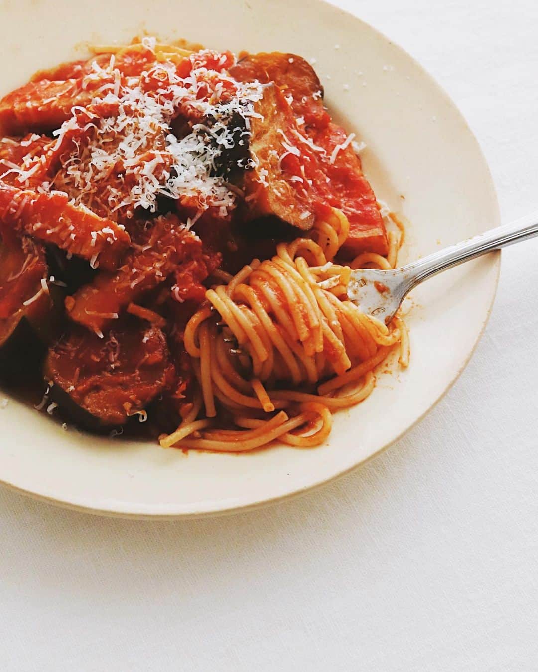 樋口正樹さんのインスタグラム写真 - (樋口正樹Instagram)「Spaghetti 🍝 . 夜ご飯はナスとベーコンの トマトソーススパゲッティ。 おいしいド定番のやつです。 . 今回からトマトソースには 無印良品のトマト缶を使用。 パントーンの色見本みたく シンプルなデザインで好感。 @muji_global . . . #ナスとベーコン #ナスとベーコンのトマトパスタ #スパゲッティ #トマトソーススパゲッティ #パスタ部 #無印良品購入品 #無印良品 #muji #spaghetti #topitalianfood #italyfood #italianfood #pastalover #lovepasta #pastaitaliana」5月14日 20時32分 - higuccini