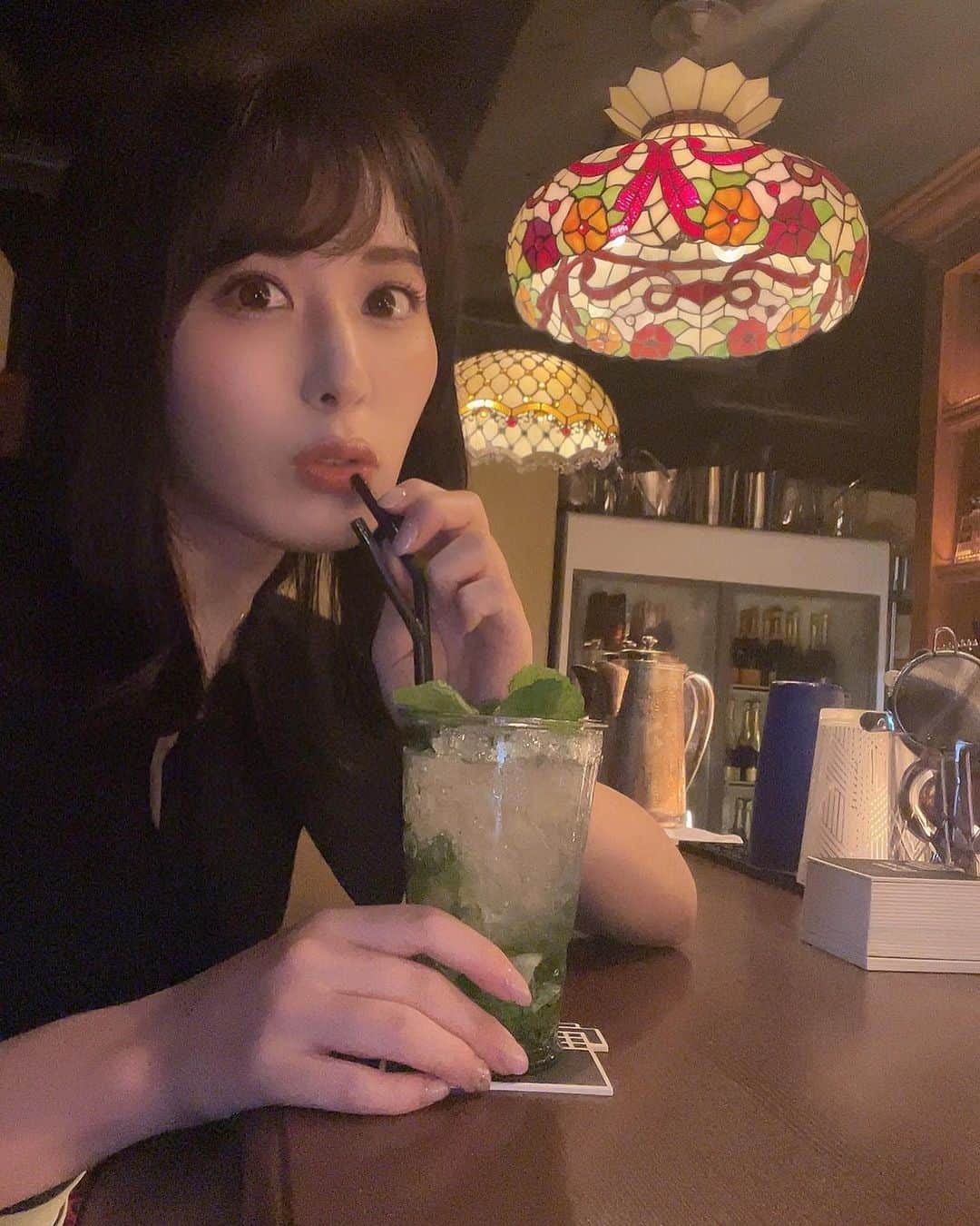 金子智美さんのインスタグラム写真 - (金子智美Instagram)「金子、最近カシスウーロンしか 飲まなかったのにモヒートにハマっちゃいました🌿 蒸し暑い日とか最高です☀️  お仕事終わりにマネージャーに連れてってもらってから 気に入ったのでまた行ってきちゃった💗 とってもよかったから共有させて🫡 HAVANA1950(@havana1950tokyo )さんのモヒートと 写真撮り忘れちゃったんだけど、ラムチョップが最高に 美味しくてお気に入り⭐️  あとバンド演奏とかあって1人でも 余裕で楽しめそう←😇 今度は1人でもふらっと行ってみようかな💗  みんなも是非行ってみてね💗  #havana1950 #havana1950tokyo  #モヒート #ラムチョップ #cuba #japan #tokyo #restaurant  #お気に入りのお店」5月14日 20時32分 - kanesato1222