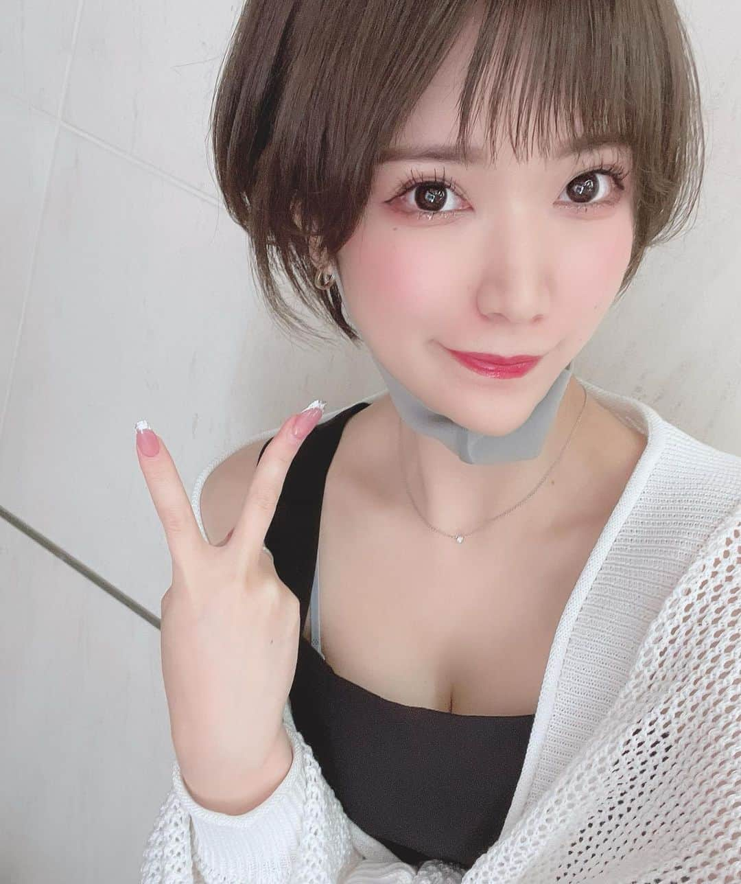 相良ましろさんのインスタグラム写真 - (相良ましろInstagram)「. 髪の毛メンテ💇‍♀️  今回グレーいれてもらったら透明感出ていい色になった🥹 これで来週の撮影も撮影会もばっちりだ🥰  担当は神 @tetsuya.t.vain てつやさん✨ ありがとうございます🥰  女性はもちろん男性も来店okでほんとオススメだから美容院選び悩んでる人は一度行ってみてね✨  . #美容院 #グレー #ショートカット #透明感カラー」5月14日 20時52分 - mashiro_sagara