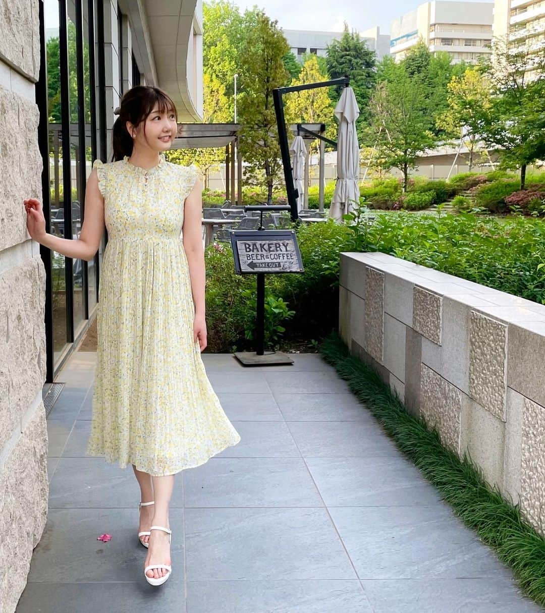 橘珠里さんのインスタグラム写真 - (橘珠里Instagram)「🌼𝗬𝗲𝗹𝗹𝗼𝘄 𝗱𝗿𝗲𝘀𝘀🍋  今日は雨上がりに良いお天気になりましたね🌈☀️  嬉しかったので、暖かくなったら着たいなと思っていた @tocco_closet の レモン色の #ワンピース をおろしました  サラサラ生地で、気持ちが良かった🌿 これからたくさん着たいです⋆͛  #toccocloset #PR #ootd #dress #yellowdress #japanesefashion #トッコクローゼット #トッコクローゼットワンピース #トッコ #トッココーデ #ワンピースコーデ #イエローコーデ #黄色コーデ #花柄ワンピース #サンダル #サンダルコーデ #プリーツスカート #春服コーデ #夏服コーデ #大人ファッション #大人フェミニン #大人かわいいコーデ #大人可愛いコーデ #イエローワンピース #ポニテ #ポニーテール #お出かけコーデ #休日コーデ #にこにこ」5月14日 22時13分 - jurinu