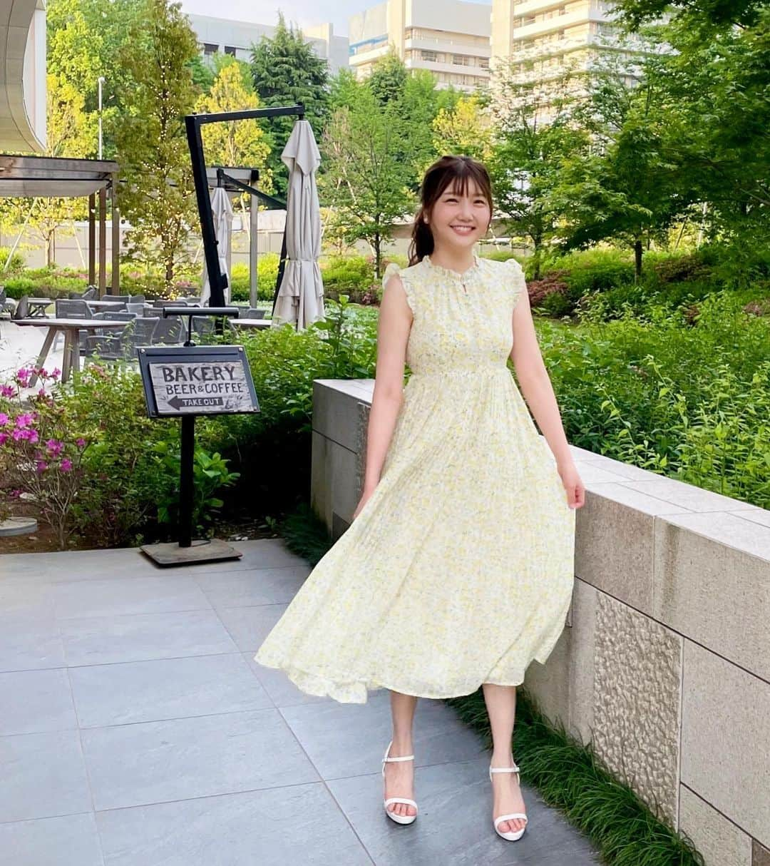 橘珠里さんのインスタグラム写真 - (橘珠里Instagram)「🌼𝗬𝗲𝗹𝗹𝗼𝘄 𝗱𝗿𝗲𝘀𝘀🍋  今日は雨上がりに良いお天気になりましたね🌈☀️  嬉しかったので、暖かくなったら着たいなと思っていた @tocco_closet の レモン色の #ワンピース をおろしました  サラサラ生地で、気持ちが良かった🌿 これからたくさん着たいです⋆͛  #toccocloset #PR #ootd #dress #yellowdress #japanesefashion #トッコクローゼット #トッコクローゼットワンピース #トッコ #トッココーデ #ワンピースコーデ #イエローコーデ #黄色コーデ #花柄ワンピース #サンダル #サンダルコーデ #プリーツスカート #春服コーデ #夏服コーデ #大人ファッション #大人フェミニン #大人かわいいコーデ #大人可愛いコーデ #イエローワンピース #ポニテ #ポニーテール #お出かけコーデ #休日コーデ #にこにこ」5月14日 22時13分 - jurinu