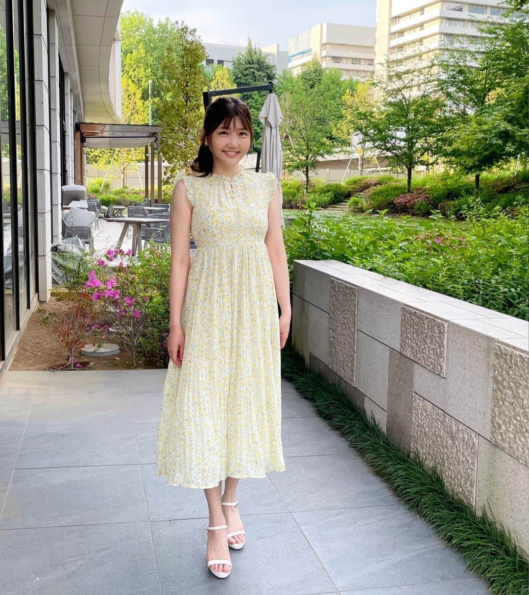 橘珠里さんのインスタグラム写真 - (橘珠里Instagram)「🌼𝗬𝗲𝗹𝗹𝗼𝘄 𝗱𝗿𝗲𝘀𝘀🍋  今日は雨上がりに良いお天気になりましたね🌈☀️  嬉しかったので、暖かくなったら着たいなと思っていた @tocco_closet の レモン色の #ワンピース をおろしました  サラサラ生地で、気持ちが良かった🌿 これからたくさん着たいです⋆͛  #toccocloset #PR #ootd #dress #yellowdress #japanesefashion #トッコクローゼット #トッコクローゼットワンピース #トッコ #トッココーデ #ワンピースコーデ #イエローコーデ #黄色コーデ #花柄ワンピース #サンダル #サンダルコーデ #プリーツスカート #春服コーデ #夏服コーデ #大人ファッション #大人フェミニン #大人かわいいコーデ #大人可愛いコーデ #イエローワンピース #ポニテ #ポニーテール #お出かけコーデ #休日コーデ #にこにこ」5月14日 22時13分 - jurinu