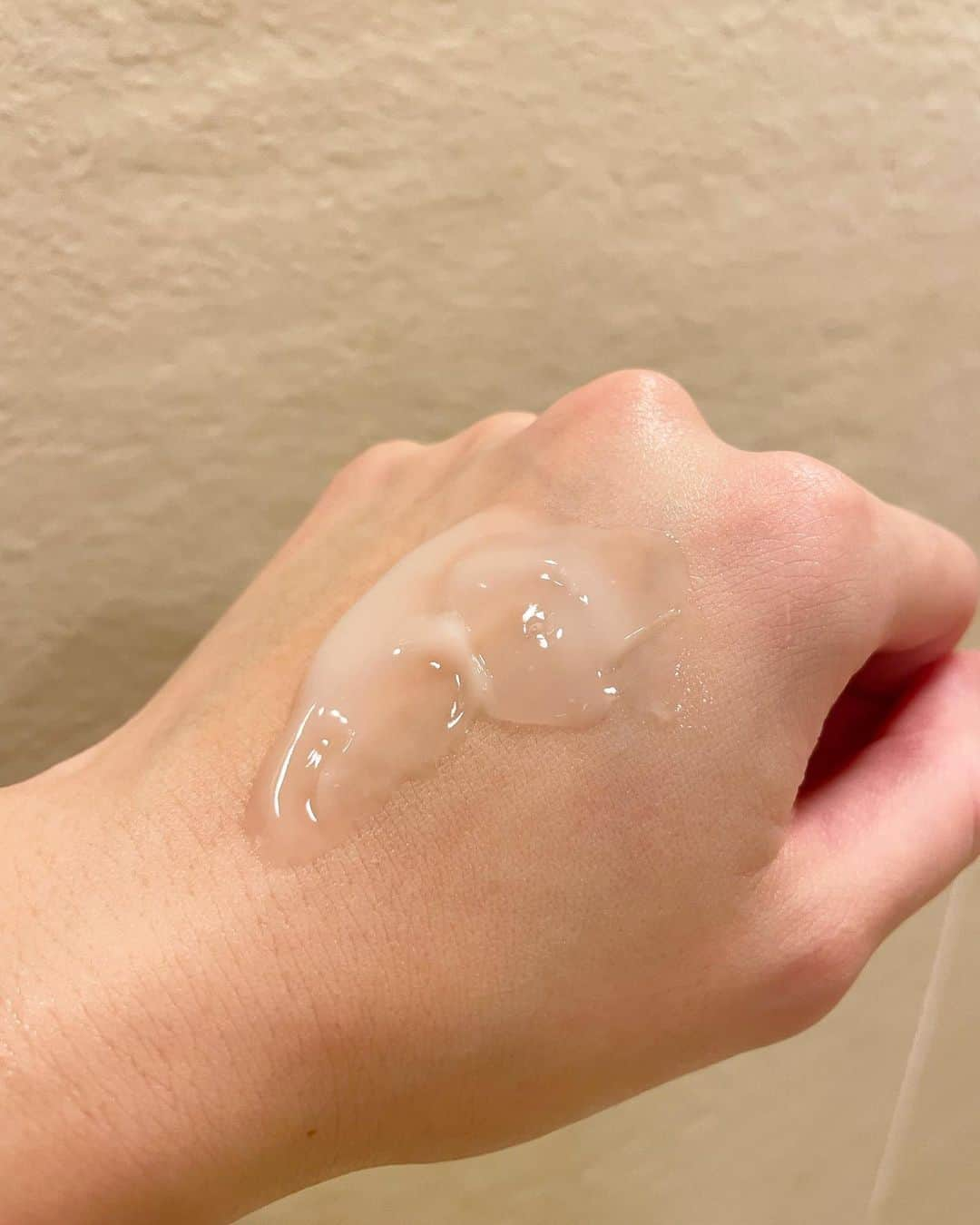 伊東亜梨沙さんのインスタグラム写真 - (伊東亜梨沙Instagram)「お風呂TIME🛁 . 最近お風呂上がりのアイテムに追加したBODYPLEXホワイトジェル（医薬部外品） @bodyplex_official . デリケートゾーン専用の医薬部外品の美白ジェル🤍 ジェルなのにサラッとしててすっごく使い心地もいいし、香りが本当に良くて...🌹 . 私はVIO脱毛をしてるから保湿が大事なのに、脱毛後の保湿ケアって何を使えば今までよく分からず💧 専用のものがあったからすごく助かった🥹 しかも美白もできるの。 美白系のものってデリケートゾーンに使って良いイメージなかった（お肌に悪いと思ってた💦）から、 保湿しながらもちゃんと美白ケアできてとても嬉しい🥹 （脱毛後ってプツッとした黒ずみができない？あれがとても気になってた...） . . 使い始めて1ヶ月くらい経つけど段々と肌が明るくなってきた気がする❣️ . バストトップやVIOの黒ずみが気になる方や全身美白ケアしたい人には本当おすすめだよ❣️ . 楽天、Amazon、マツキヨ、ココカラファインなどで購入できるので是非✨ . . #BODYPLEX #ボディプレックス #美白ジェル #ホワイトジェル #デリケートゾーン #デリケートゾーンケア #フェムテック #デリケートゾーンも保湿が命 #PR」5月14日 22時15分 - arisa__917m