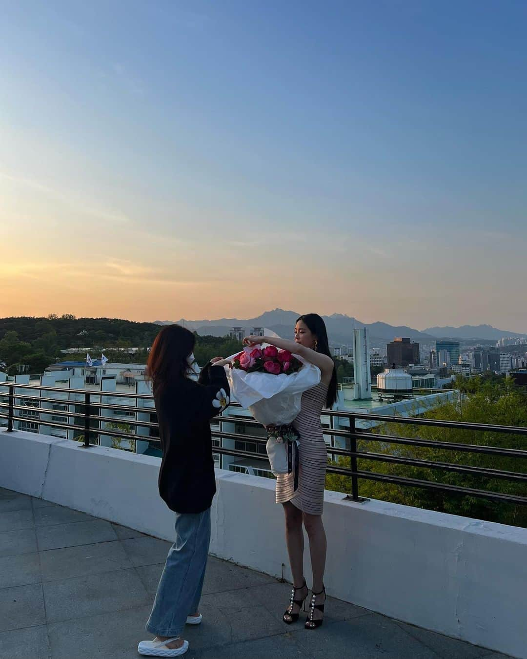 ソン・ナウンさんのインスタグラム写真 - (ソン・ナウンInstagram)「What a romantic moment with @jimmychoo 🌹」5月14日 23時22分 - marcellasne_