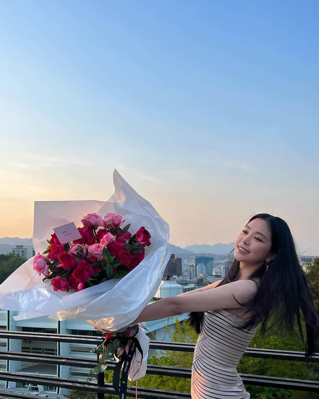 ソン・ナウンさんのインスタグラム写真 - (ソン・ナウンInstagram)「What a romantic moment with @jimmychoo 🌹」5月14日 23時22分 - marcellasne_