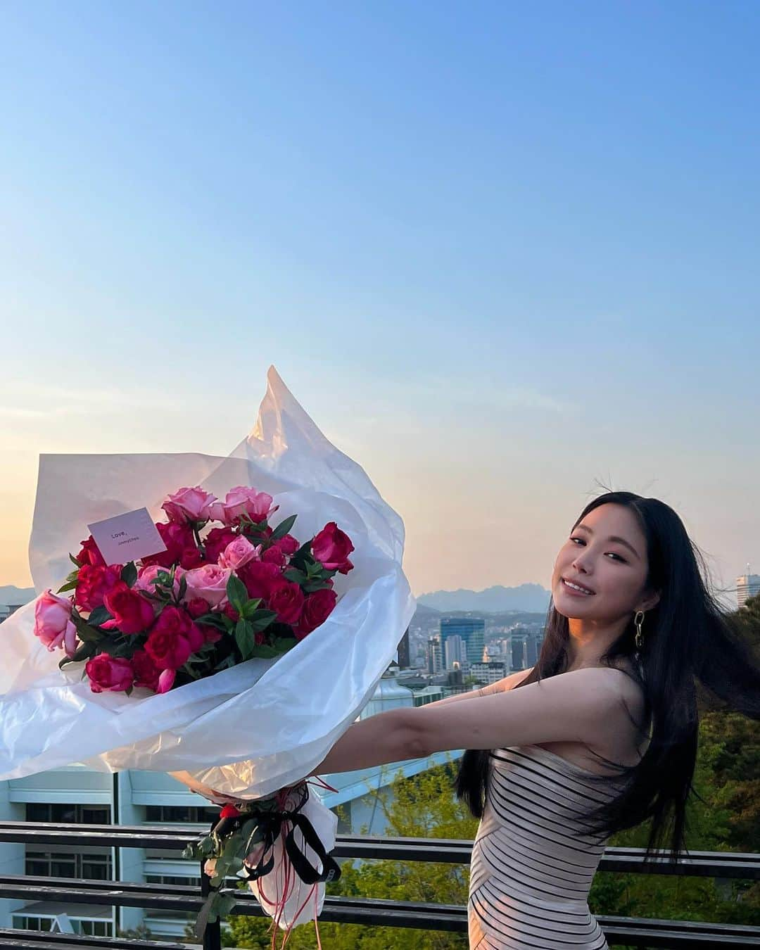 ソン・ナウンさんのインスタグラム写真 - (ソン・ナウンInstagram)「What a romantic moment with @jimmychoo 🌹」5月14日 23時22分 - marcellasne_