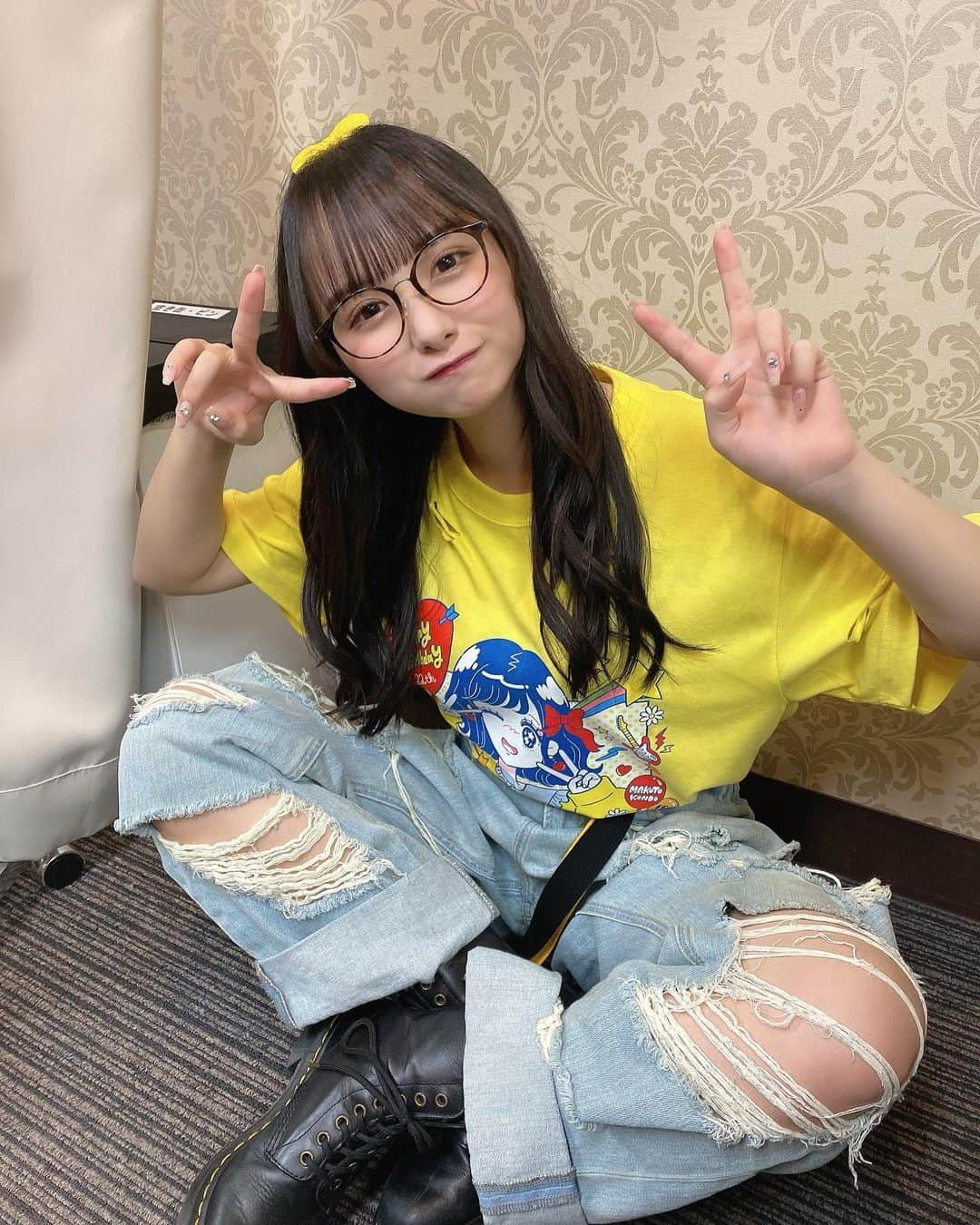 新谷真由さんのインスタグラム写真 - (新谷真由Instagram)「まこちゃん生誕はダメージジーンズでした＾＾ Tシャツも自分でリメイクしてダメージ入れたの~✌︎」5月14日 23時30分 - ni_mayu43