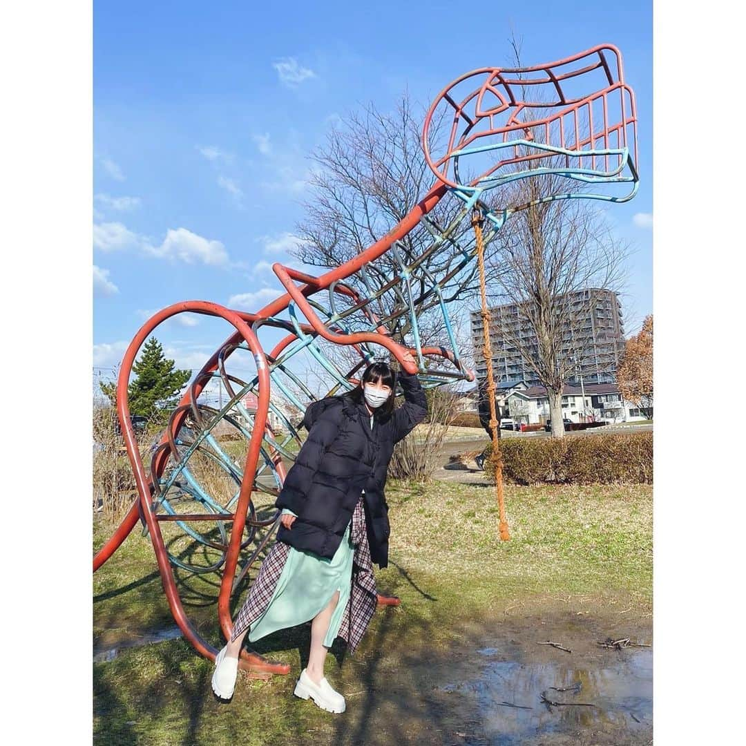 のん（能年玲奈）さんのインスタグラム写真 - (のん（能年玲奈）Instagram)「岩手銀行のCMにて。 公園に恐竜の遊具があった🦖これは撮るしかない！  いわぷぅ達可愛いかったー。 #岩手銀行」5月14日 23時31分 - non_kamo_ne