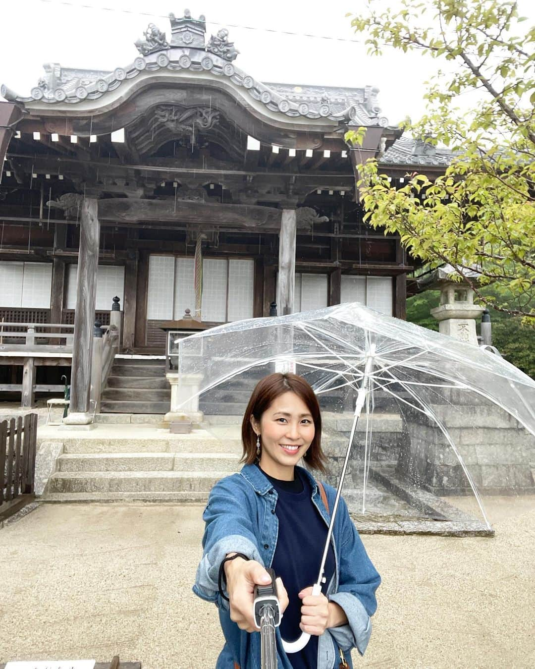 坂元美香さんのインスタグラム写真 - (坂元美香Instagram)「#坂元弾丸一人旅！  ④#無動寺明王堂  ここには阿闍梨（あじゃり）さんがいらっしゃって ほぼ毎日11:00から護摩があり 前日までにお電話をしておくと 護摩の後にお昼食をいただくことができ その後お部屋に通していただき 阿闍梨さんとお話もできます。 （もちろんお気持ち料はお持ちします）  この日は11:00に間に合わないから お参りのみで訪問したのですが、 こんな雨の中訪れたのは私一人だけだったらしく もし電話していたら阿闍梨さんとマンツーマンで お昼食してお話もできたとのことでした。 あーもったいないことした🤣  お堂で手を合わせ家族分の護摩木を書き 明日の祈祷をお願いしました。 我が家はいつも身体健康のみ。 元気があれば何でもできる！ それ以外のことは知恵と努力で 各自なんとかしてください、というスタンス🤣  では、超絶長くなりますが なぜここに来たのか書きます。  私の母はある時 薬害で間質性肺炎になりました。 血液検査ではリウマチじゃないのに 「そういうリウマチもあるから」と薬を処方され 信じて飲んだ母の肺はレントゲンで真っ白に！ あの悔しさと怒りは忘れられません。  その後、間質性肺炎になると肺がんを患う可能性が 高いと聞いていたので4ヶ月に一回は 胸部内科で肺のCTを撮っていました。 それなのに…  あり得ないことに医師が見落とし 見つかった時はステージⅣの末期癌でした。  こんなに咳が出るのはおかしいと母が訴えても 医師は「間質性肺炎の後遺症です」しか言わないから 私が行って「そんなはずはない！ もう一度よく調べて！ 後遺症でこの咳はおかしいでしょ！」と ものすごい剣幕で強く訴え検査した結果がこれ。  癌は巨大で大動脈に浸潤しており手術は不可。 できることは抗がん剤のみ。 3年 生きられる確率は約20%と言われました。  すぐに胸部内科から胸部外科へ移り 過去のデータを見てもらったら だいぶ前から癌は見えていて 気づけなかった胸部内科の医師に非があると 外科の先生も仰っていました…  今すぐ走って行って殴ってやりたい！ と本気で思いました。 悔しいし悲しいし絶望的でした。  他の病院へ転院するか悩んだり 保険のきかない最新医療を調べたりしたけど そんな大金は我が家には無理…  もう何もできない、無力…祈るしかない… もし本当に神様がいたら助けて… と苦しんでいたときに  比叡山無動寺の阿闍梨さんのお話を聞いたのです。 「ご利益があるかどうかはわかりませんが １ヶ月護摩祈祷というのがあるから 行ってみてはどうですか？ 気持ち的には落ち着くと思いますよ🙂」と。  その翌週には母を連れて無動寺を訪れました。 山道を何度も休み休み歩きながら。  無動寺で30日分の闘病平癒の護摩木を書き 「ご希望の日から始められます いつからにしますか？」と言われたので その日からお願いしました。  そして、阿闍梨さまと昼食をいただいたあと お話をさせていただけるのですが それがとても心休まる時間で 母の心の拠り所にもなっていました。  どんなお話をするのかというと 本当に普通の世間話だったり 来てる方の悩みや質問だったり。 常連の方から先祖代々来てる方 久しぶりに来た方、そしてうちみたいに初めての者。 みんなでおしゃべりをする感じです。 母はとても楽しんでいました😌  それから１ヶ月後、事態は一変し 癌を摘出できる可能性は50%だけど 手術ができることになり 最短で３ヶ月後に手術が決まりました。  手術の前、神にすがる思いで 3歳の息子を連れてまた無動寺を訪れ 今度は手術日に合わせて１ヶ月祈祷をお願いしました。  長い手術でしたが大動脈に浸潤しているはずの癌が 奇跡的にスルっと取れたと先生が笑顔で話してくれて 崩れて大泣きしたのを覚えています。  それから抗がん剤が始まる頃 また１ヶ月祈祷をお願いしたり （お寺を訪れなくても電話でもお願いできるのです） 退院して動けるようになったら 母とお礼参りをしたりと毎年訪れていました。  阿闍梨さんがお山を降りて 琵琶湖沿いの伊崎寺に移られてからも 無動寺のあとに伊崎寺に寄るというのが 我が家のコースでした。  いつの間にか母は元気になり 何度か癌は再発はしましたが 人間には必ず最後に死別は訪れるもの。 末期癌といわれてから7年も生きることができました。 いつかお別れが来るのを覚悟しながらの7年。 親孝行できる贅沢な時間で たくさんハワイへ行ったし息子の七五三や ランドセル姿も見せられた。  それなのに母が亡くなってから7年。 一度もお礼参りに来ていなかったのです💦 心のどこかに行きたいという思いがあったのに。 これが今回無動寺を訪れた理由です。  私は無宗教だし占いや風水、霊感とかも まったく信じない人間なのですが ここだけは特別な思いがある場所。  もう何も手段がない…どうにもできない 最後の最後にすがる場所です。  あの苦しい10年間は多くのことが重なり 人生で一番辛い時間でした。私の地獄。 だからこそ特別なことがない今の毎日でも とても幸せな気持ちで生きることができています。 今思えば必要な経験だったのかもしれません。  旅はつづく…  #お礼参り」5月14日 23時45分 - mika_saka