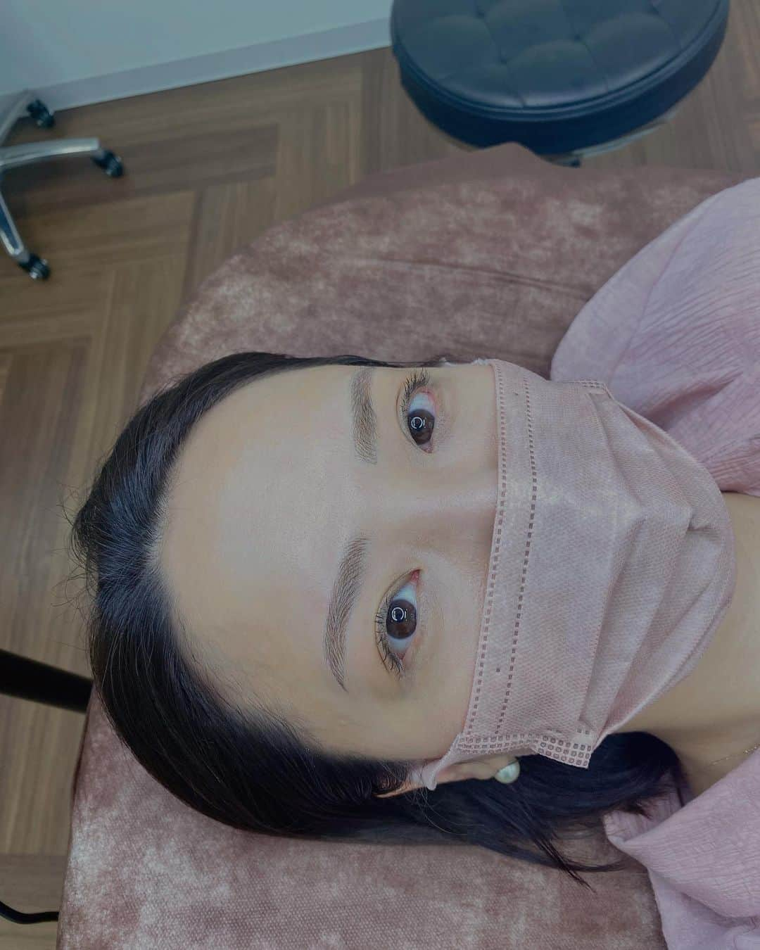 小野麻亜矢さんのインスタグラム写真 - (小野麻亜矢Instagram)「先日 @medicalbrows  @medicalbrows_ginza  で2回目のアートメイクやってもらいました♡  1回目でも十分大満足していたのだけれど、 ライフスタイルや代謝、肌質によっては落ちやすかったりもすると聞いていて、 ヨガでは汗だく、ホットヨガもやるし、汗っかきだしなぁと、 ちょっとドキドキしていたのだけれど 思ったより落ちてないと 担当してくれた @medicalbrows_sano  佐野さんに言ってもらって一安心 笑 これで2回目で調節してもらって完了だから尚安心 笑  ここを紹介してくれた @matsumoto_rio1022 ちゃんからも もちを良くする為のアドバイスを聞いていたので、それが良かったみたい♡ りおちゃんありがとう♪  当日は、あれ？どんな痛みだっけ？って前回の痛みはスッカリ忘れ、いざ施術が始まっても、ん？始まってる？ ぐらいの感覚で♪ もちろん場所によってはイタタってなる所もあるけど、そこを過ぎれば寝れるレベル（個人差あり）というか、気づいたら寝てしまっている私 笑  担当してくれた @medicalbrows_sano 佐野さんは 綺麗だし、仕事は丁寧だし、安心して任せられる！ 眉毛を形どるために見つめ合う時間は照れてしまう笑 あの近さで見つめあって毛穴見えない笑  施術中もプライベートなお話もさせてもらって楽しく一回目よりも早く2時間弱で終わりましたー！  お値段は決して安いものじゃないからこそ、信頼出来る人にやってもらう！ 眉毛って顔の印象を作る上で大事だし！ でも、365日毎日描く眉毛だから、 お値段を365日で割ったら数百円。 それが2年、3年ともてばもっと安くなる。ここの価値観は人それぞれだけど、 コンプレックスや朝の時間の事を考えると私はやって損はないと思ってしまう！  少しあつく語ってしまいましたが笑  1ヶ月以内にこの投稿を見て予約をするとロイヤルアーティスト以上のアートメイク2回コースが10%OFFになるそうです♡ 予約時に必ず割引番号「3302」をお伝えくださいね♡  月曜日～木曜日の平日、表参道メディカルクリニックのみ対象となります。  写真一枚目→2回目完了後   二枚目→2回目アートメイク前 （一回目のアートメイク＋パウダーアイブロウちょちょっと）  #Medicalbrows #メディカルブロー #メッディカルブロー銀座院 #アートメイク東京 #アートメイク #メディカルアートメイク #6Dストローク #眉アートメイク #医療 #医療機関  https://medicalbrows.jp/?utm_source=instagram&utm_medium=instagramer_307」5月15日 1時43分 - ono_maaya