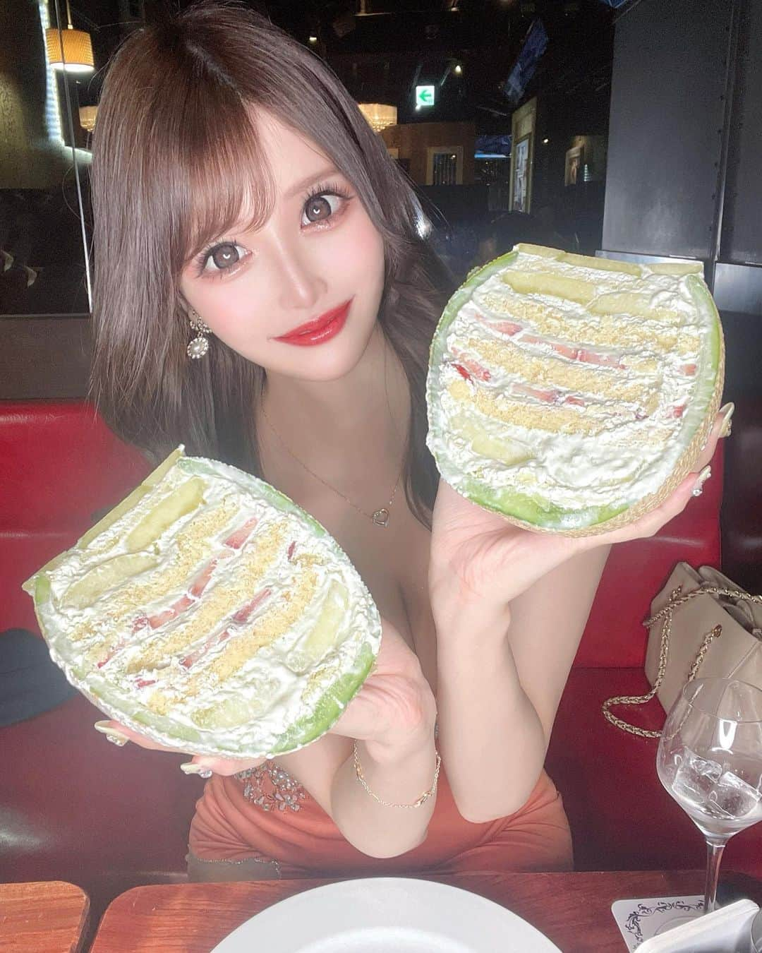 桜咲乃愛さんのインスタグラム写真 - (桜咲乃愛Instagram)「たのぴかった日🥰💓  この日はメロンケーキ🍈💕インスタで見てた有名なメロンケーキをまさかNOWで食べられるなんて😳💓💓🍽 皆びっくりしてた！🥰  数年前にTwitterに本当に美味しいケーキ食べてみたいなぁって呟いてて知らない間に叶ってた✨💓  あんまりこれ欲しいとかこれしたいとか呟かないけどそういうのを知らず知らずのうちに叶えてくれる人って素敵よね✨  ケーキももちろんとっても嬉しいけどやっぱり喜ばせようとしてくれる気持ちが1番嬉しい☺️💓☘️ ちゃんと相手の好きな物とか喜ぶ内容なのもとても相手の事を見てるなぁ凄いってなるしお手本にさせてもらおう😭💕  数年後にこの写真見てもこの日は楽しかったなぁってちゃんと覚えてると思うし楽しかった日の思い出って強いよね🥰💕  これからもたくさん楽しい思い出が増えていきますように😌💓✨  素敵なお客様達に恵まれて幸せ者です💞いつもありがとう💐❤  #メロンケーキ#楽しい思い出#歌舞伎町#歌舞伎町キャバ嬢」5月15日 9時44分 - noasama1101