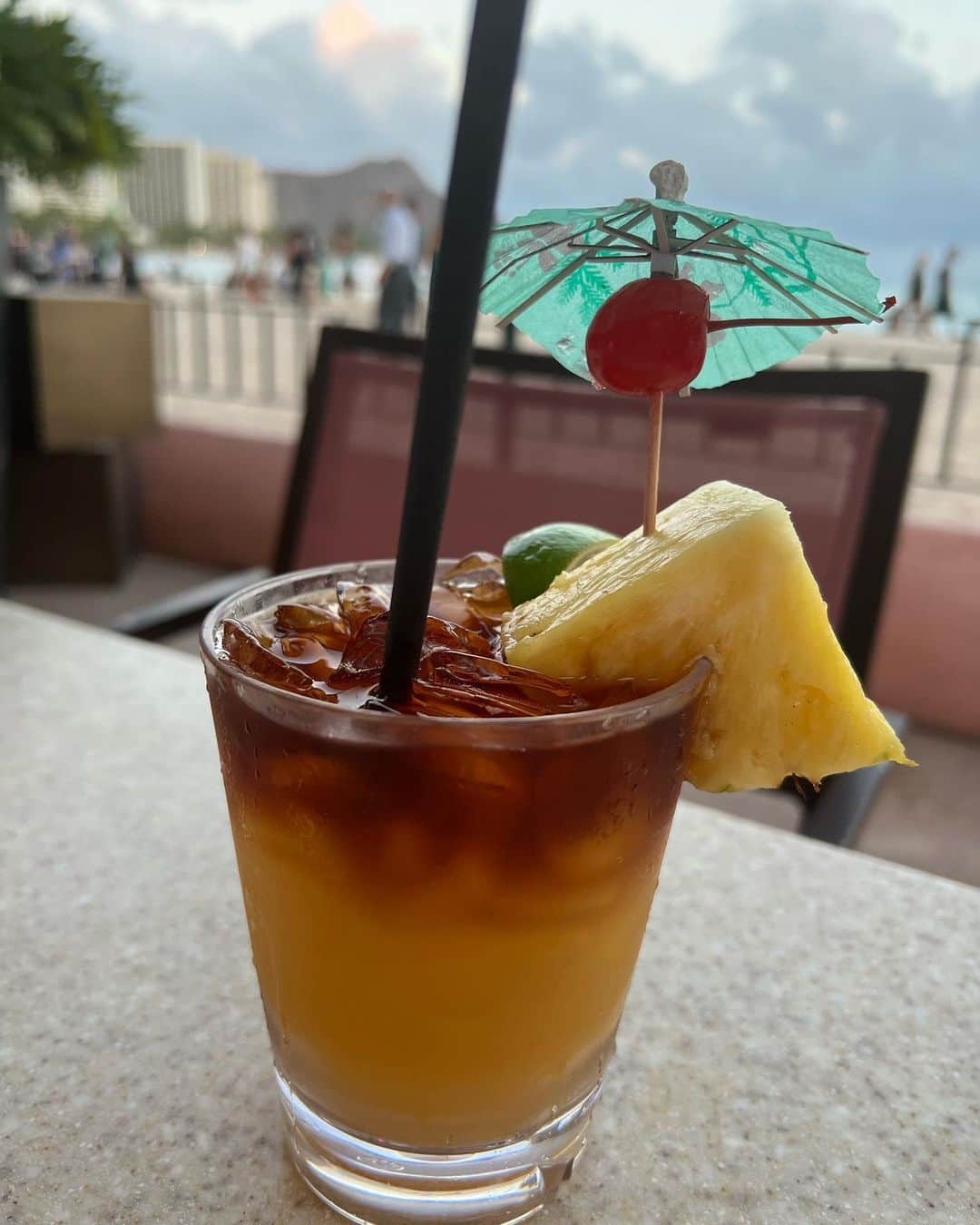 和央ようかさんのインスタグラム写真 - (和央ようかInstagram)「Back to Hawaii🏝❤️😊 Cocktail 🍹 “Mai Tai “at Mai Tai Bar the best 😜  ハワイに帰ってきて、まず、ハワイを感じながら…というわけで、私達の大好きなロイヤルハワイアンホテルのマイタイバーで🍹🍽😊🏝  カジュアルでビューと雰囲気が最高で、ピンクで気分もあがる👍 プライベートイベントがあり、まさかの花火も見れて幸せ😊  #takakoworldstylin🌎 #takakohawaiistylin🏝 #lifestyle#hawaii#hawaiife#yokawao#和央ようか」5月15日 10時36分 - yokawao0215
