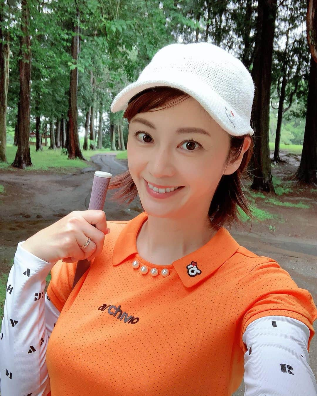 原史奈さんのインスタグラム写真 - (原史奈Instagram)「昨日は午前中は大雨予報だった為 急遽午後スルーに⛳️ すっかり雨も上がって快適なゴルフ、、、と言いたいところでしたが途中晴れてきてすごく蒸し暑かった😅 でも雨で諦めかけていたゴルフもできてすごく楽しかったし @archivio.official_online のパール付きのウエアが可愛くてテンション 上がってました✨ #午後スルー #雨上がり  #原史奈  #ゴルフ #ゴルフレッスン #ゴルフ女子 #ゴルフ大好き #golf #ゴルフウエア #ゴルフコーデ #ゴルフグッズ #ゴルフ動画 #ping #ピン #ping女子 #gle2 #g410 #even #archivio #アルチビオ #cuartounited #instagolf」5月15日 10時54分 - fuminahara