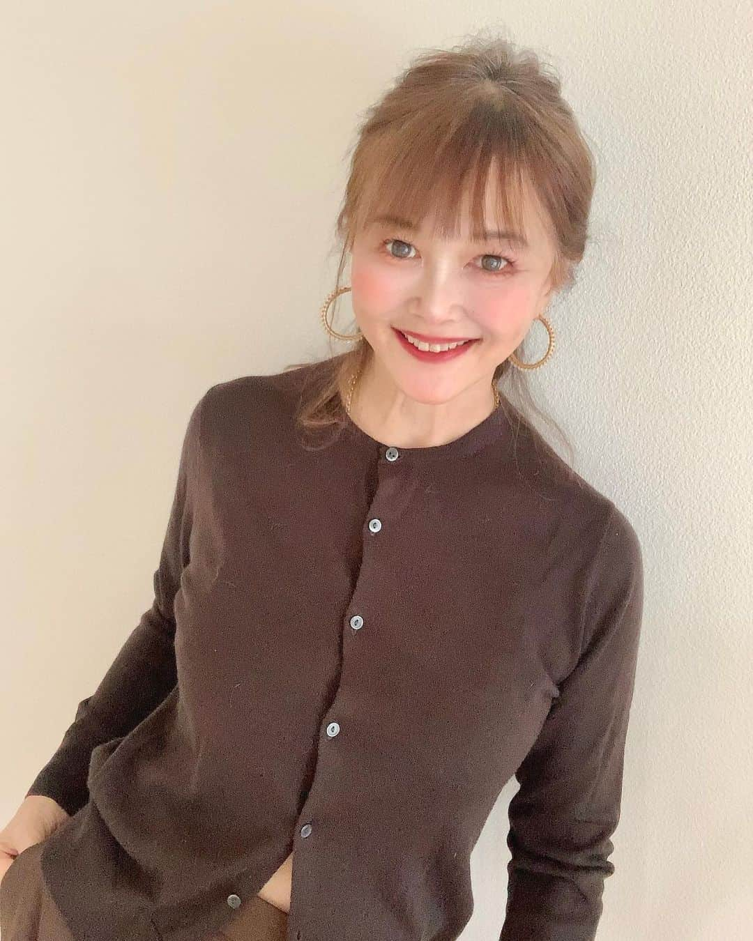 高見恭子さんのインスタグラム写真 - (高見恭子Instagram)「甘い想い出はときにチョコレートのようにほろ苦くあなたのこころに溶ける  #chocolate #chocolatelover  #chocolatecolor  #pantsstyle  #brown #brownsweater  #fashion  #smile #love  #foryou」5月15日 12時24分 - takami_kyoko