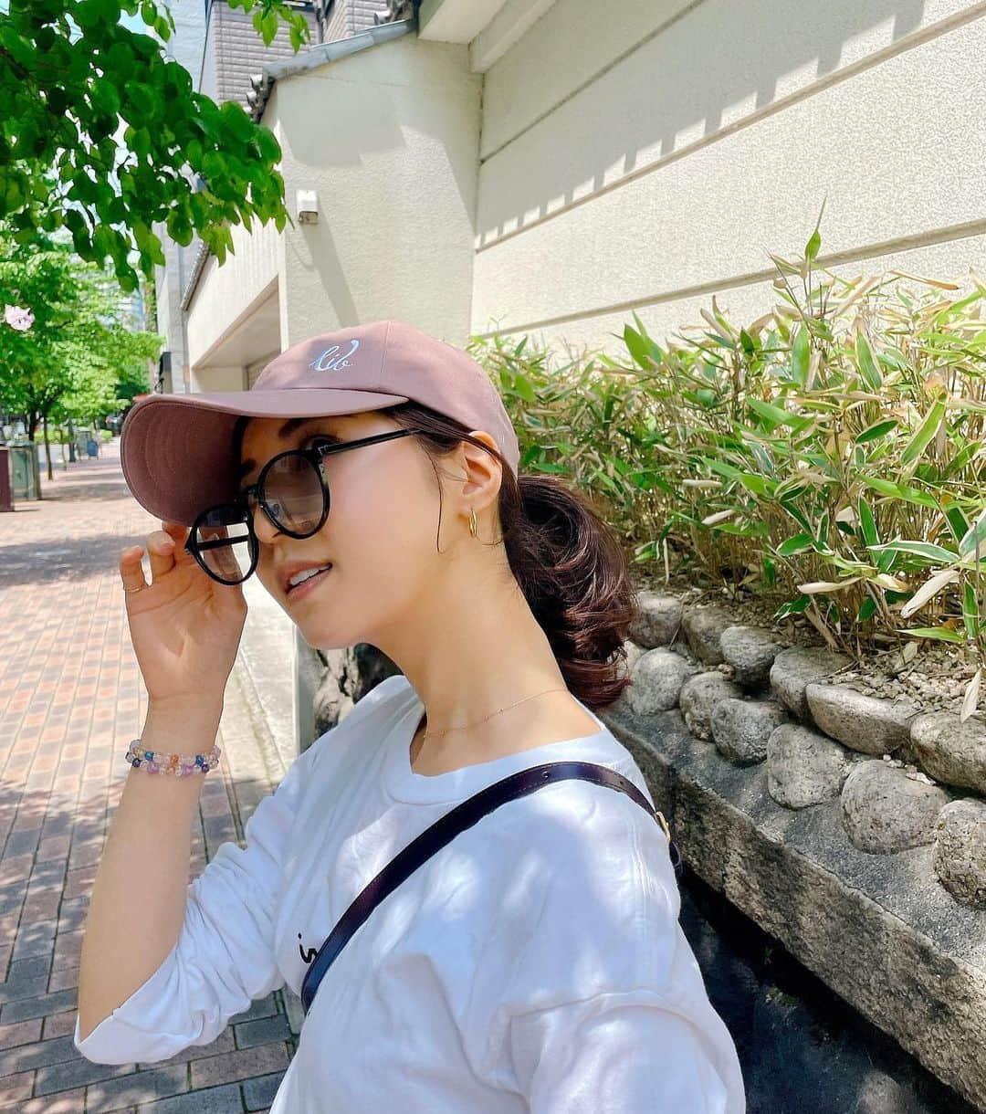 芝彰子さんのインスタグラム写真 - (芝彰子Instagram)「🧢🌍🌿🕶💕  紫外線めっきり日差しが強くなって サングラス🕶をしないと目がしばしば〜  去年ICLを受けているのもあり 日差しがちょいと弱くて😂  でも目からの紫外線もメラニンを生成して しみやシワをつくる原因になるので 気をつけるように。  .  #ある日のわたし　#わたしの最近の紫外線事情 #紫外線対策 #メラニン #UVケア #ICL #icl手術」5月15日 13時02分 - akiaki1221