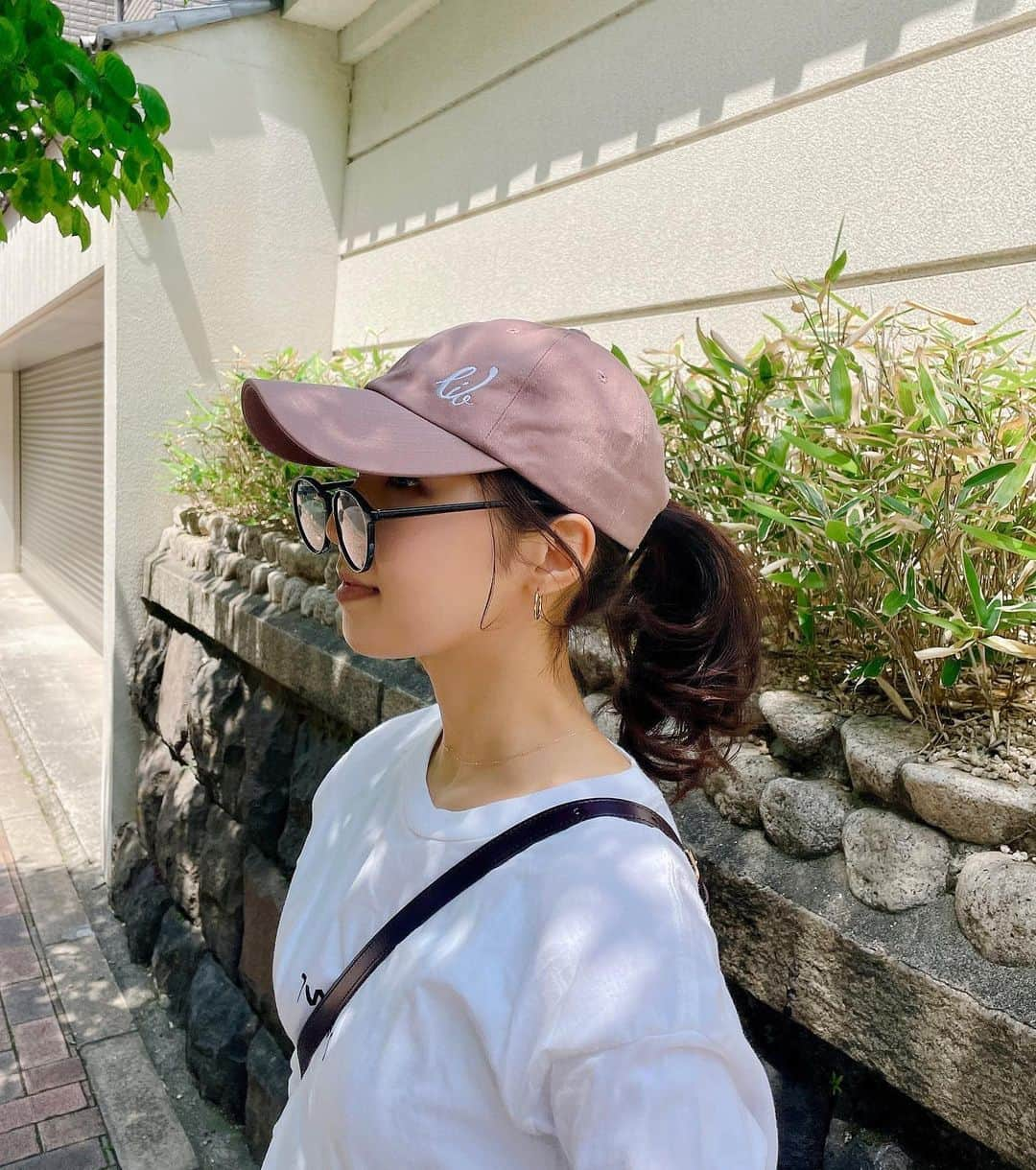 芝彰子さんのインスタグラム写真 - (芝彰子Instagram)「🧢🌍🌿🕶💕  紫外線めっきり日差しが強くなって サングラス🕶をしないと目がしばしば〜  去年ICLを受けているのもあり 日差しがちょいと弱くて😂  でも目からの紫外線もメラニンを生成して しみやシワをつくる原因になるので 気をつけるように。  .  #ある日のわたし　#わたしの最近の紫外線事情 #紫外線対策 #メラニン #UVケア #ICL #icl手術」5月15日 13時02分 - akiaki1221