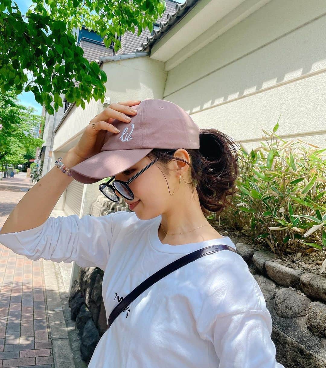 芝彰子さんのインスタグラム写真 - (芝彰子Instagram)「🧢🌍🌿🕶💕  紫外線めっきり日差しが強くなって サングラス🕶をしないと目がしばしば〜  去年ICLを受けているのもあり 日差しがちょいと弱くて😂  でも目からの紫外線もメラニンを生成して しみやシワをつくる原因になるので 気をつけるように。  .  #ある日のわたし　#わたしの最近の紫外線事情 #紫外線対策 #メラニン #UVケア #ICL #icl手術」5月15日 13時02分 - akiaki1221