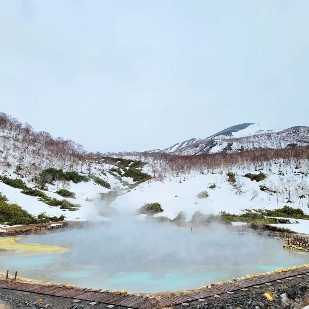 三喜本惠美さんのインスタグラム写真 - (三喜本惠美Instagram)「・ 北海道では8日間で9種類の温泉に入りました(^-^) 5月の北海道まだ雪が残っている場所もありましたが 羽織り1枚あれば大丈夫な気温で 温泉に入るのにちょうど良い季節でした♪  写真1 月美の宿 紅葉音 硫黄泉の濃厚な濁り湯です。 女性風呂には泥パックがありましたよ♪  写真3 雪秩父  こちらも硫黄泉が濃厚で硫黄の香りが凄く女性の露天風呂は種類も豊富です。 山景色が素晴らしく泥パックも出来て 本当に素晴らしい温泉でした！  娘はパパと入るのが楽しいらしく ママはゆっくりさせてもらいました(^-^) ママが元気だと家が明るくなる もっともっと日本のママも休まないとね☆ #ニセコ温泉#北海道温泉#ゴールデンウィーク」5月15日 15時55分 - megumi_mikimoto