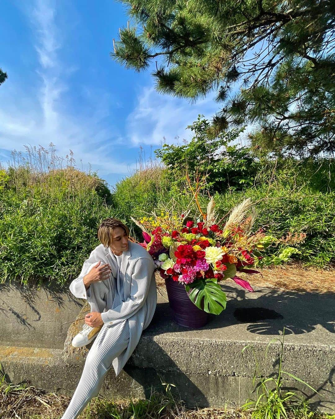 當間ローズさんのインスタグラム写真 - (當間ローズInstagram)「今回のGWの超大作💐  テーマは、”Beauty in the Nature“💐  浜名湖のほとりで生花、楽しかったし幸せすぎた〜🌹ここのロケーション最高！これからここを秘密基地にします😍  海、空、花と僕、これ以上何かいる？w  生けた後に、ここでお茶しました🫣  そして実は、実家の荒地に咲いてた野生花も積んで一緒に生けたんだ！どれか分かるかな〜？🙃  #生花 #flower #florist  #生花男子 #ラテンの貴公子 #ジム　#筋肉  #toumarose   #ラテン  #ハーフ  #モデル  #singer #Artist #Model #Tokyo  #Brazilian #brasil  #italian #fashion #fitness #muscle #body #sexy」5月15日 17時54分 - toumarose_official