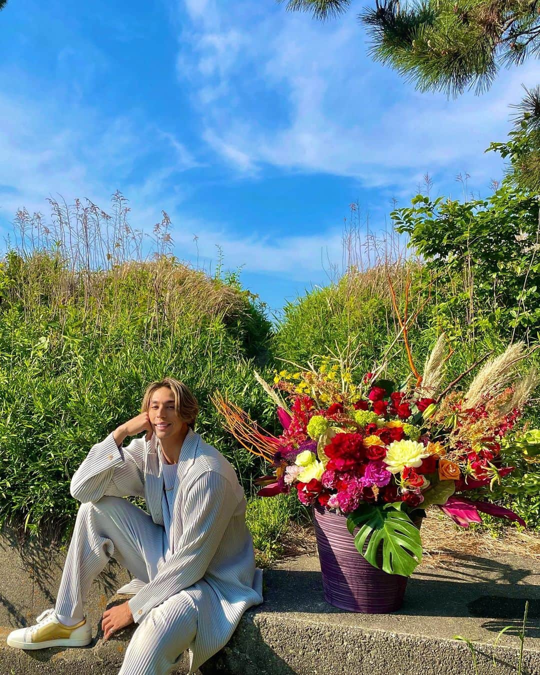 當間ローズさんのインスタグラム写真 - (當間ローズInstagram)「今回のGWの超大作💐  テーマは、”Beauty in the Nature“💐  浜名湖のほとりで生花、楽しかったし幸せすぎた〜🌹ここのロケーション最高！これからここを秘密基地にします😍  海、空、花と僕、これ以上何かいる？w  生けた後に、ここでお茶しました🫣  そして実は、実家の荒地に咲いてた野生花も積んで一緒に生けたんだ！どれか分かるかな〜？🙃  #生花 #flower #florist  #生花男子 #ラテンの貴公子 #ジム　#筋肉  #toumarose   #ラテン  #ハーフ  #モデル  #singer #Artist #Model #Tokyo  #Brazilian #brasil  #italian #fashion #fitness #muscle #body #sexy」5月15日 17時54分 - toumarose_official