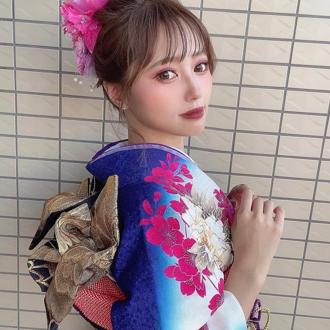 羽方るなさんのインスタグラム写真 - (羽方るなInstagram)「みんな今日なにしたー！！？🥰  ルナは今日久しぶりに会う友達と飯テロしてきた❣️🤩  名古屋二十歳コレクションの振袖👘ルナの大好きな色ばっかりやって可愛すぎた💜💜  昨日は楽しかったです😆  最近毎日たのしーーー🥰🥰  #振袖 #振袖へア #二十歳 #あと4ヶ月 #instafashion #instaphoto」5月15日 18時08分 - lunachi_0921