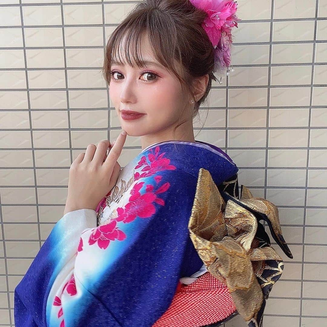 羽方るなさんのインスタグラム写真 - (羽方るなInstagram)「みんな今日なにしたー！！？🥰  ルナは今日久しぶりに会う友達と飯テロしてきた❣️🤩  名古屋二十歳コレクションの振袖👘ルナの大好きな色ばっかりやって可愛すぎた💜💜  昨日は楽しかったです😆  最近毎日たのしーーー🥰🥰  #振袖 #振袖へア #二十歳 #あと4ヶ月 #instafashion #instaphoto」5月15日 18時08分 - lunachi_0921