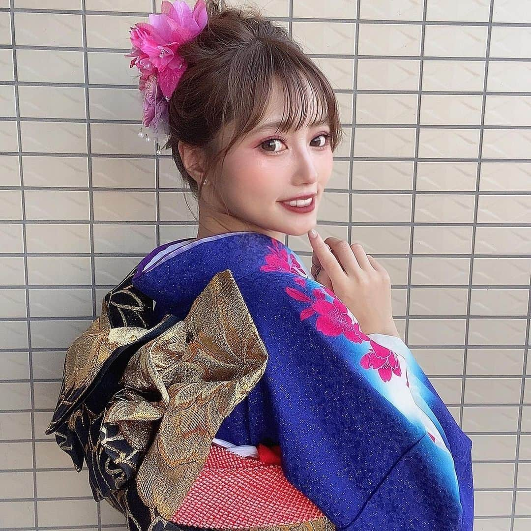 羽方るなさんのインスタグラム写真 - (羽方るなInstagram)「みんな今日なにしたー！！？🥰  ルナは今日久しぶりに会う友達と飯テロしてきた❣️🤩  名古屋二十歳コレクションの振袖👘ルナの大好きな色ばっかりやって可愛すぎた💜💜  昨日は楽しかったです😆  最近毎日たのしーーー🥰🥰  #振袖 #振袖へア #二十歳 #あと4ヶ月 #instafashion #instaphoto」5月15日 18時08分 - lunachi_0921