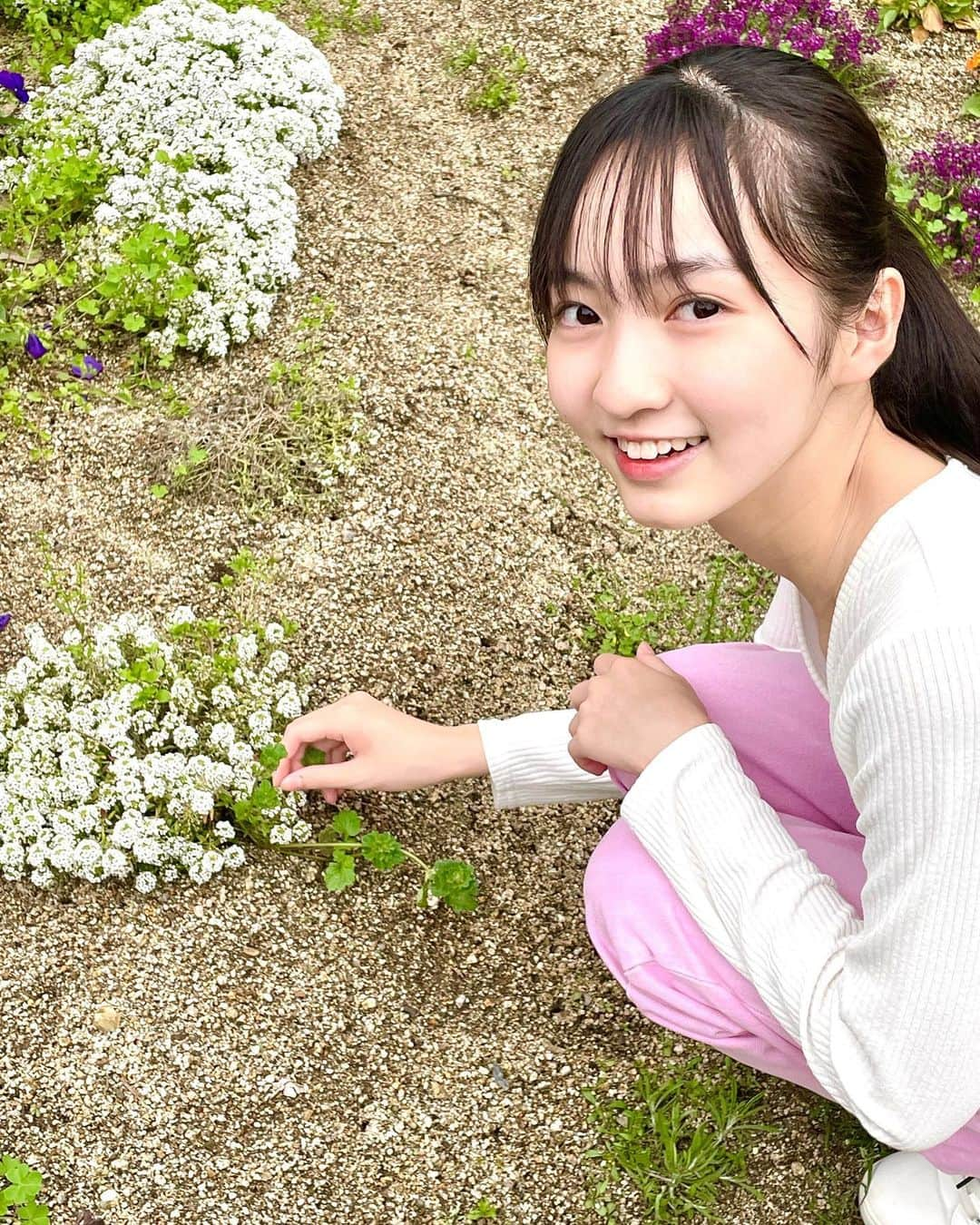 山本紗衣さんのインスタグラム写真 - (山本紗衣Instagram)「✳︎ テスト勉強の合間に公園へ🌳 お花がきれいに咲いてて空気も澄んでて リフレッシュできました〜🌸 このピンクのデニム、最近のお気に入り💗 ・ ・ ・ ・ ・ #テスト前 #息抜き #公園 #park #リフレッシュ #refresh #花 #flowers #green #コーデ #ピンク #cordinate #きょコ #zara #todaysoutfit #ootd #パンツスタイル #ファッション #fashion #pinkdenim #中学3年生 #ljc #jc3 #07 #さいです」5月15日 19時18分 - sai_ymmt