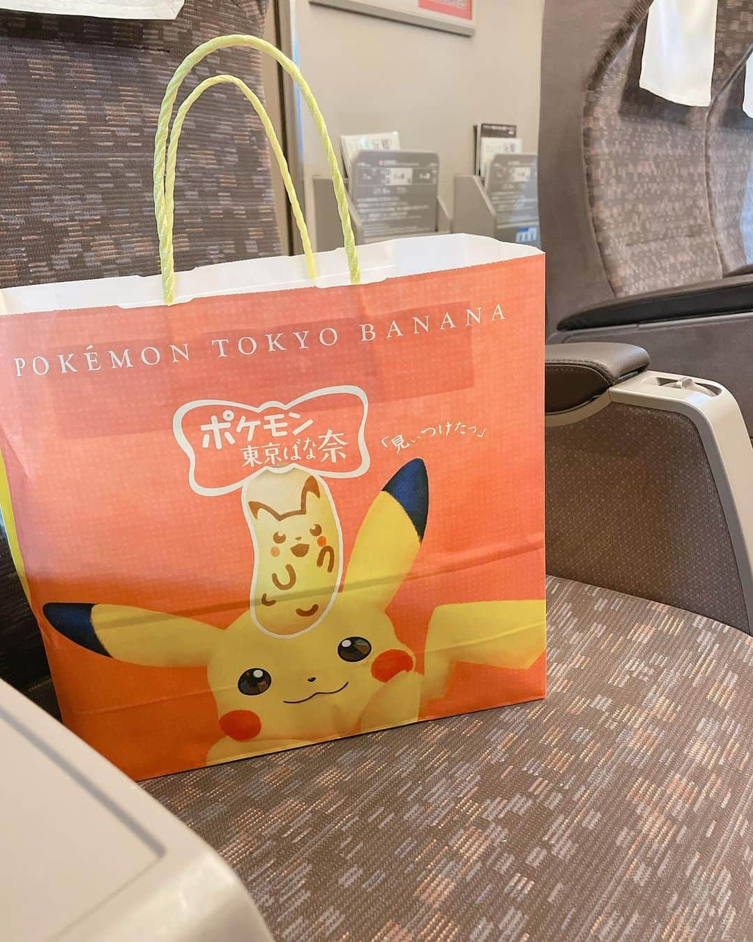 まゆさんのインスタグラム写真 - (まゆInstagram)「帰りの新幹線編🚄 たまたま私が乗った車両の 7割の方が組のかたで🐅🐉 車両に入った瞬間 皆様黒スーツやったけど 空気感と圧倒的雰囲気が違いすぎて 多分ジミーちゃんでもすぐ気付くレベル😂 私の斜め前に叔父貴が居て 一人一人『ご馳走様でした』 と挨拶をしにきたり 護衛の方たちの動きの速さと 叔父貴の行動に瞬時に気付く 気遣いの一面 トイレだったり移動する時は必ず 護衛が着き車両内でも 戻ってきたらすぐ対応できるためか 席の近くに人が立ってたり 途中 （私の勘違いで、実は北島三郎さんなのでは）とかも ふと考えたけど 新大阪駅着いて窓からホーム見たら 柄ジャージの方やスーツの方が お出迎えしてるのを見て 完全一致💡 降りる時のガタイの良い組員の方々 の衛感とドアが開くまでの緊張感半端なし 眠かったけど気になって人間観察を勝手に楽しんだ 帰路となりもうしたとさ😌 #めでたしめでたし #ヤクザ映画好き  #腹が減っては戦はできぬ  #ムシャムシャ食べる  #カツ丼風 #サンドおむすび」5月15日 19時24分 - mayumixx119