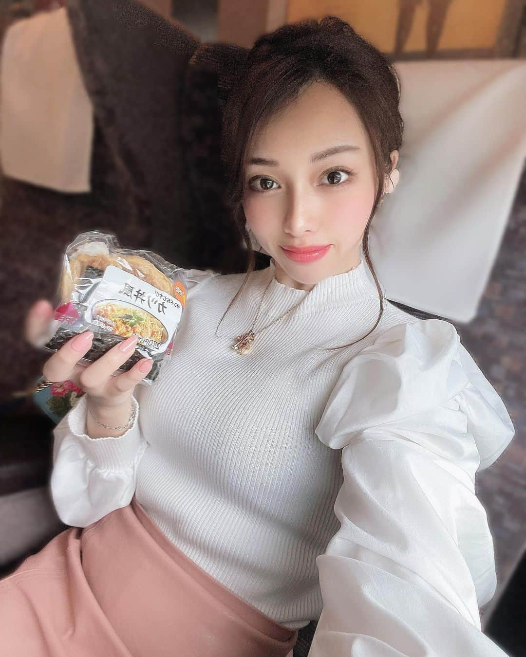 まゆさんのインスタグラム写真 - (まゆInstagram)「帰りの新幹線編🚄 たまたま私が乗った車両の 7割の方が組のかたで🐅🐉 車両に入った瞬間 皆様黒スーツやったけど 空気感と圧倒的雰囲気が違いすぎて 多分ジミーちゃんでもすぐ気付くレベル😂 私の斜め前に叔父貴が居て 一人一人『ご馳走様でした』 と挨拶をしにきたり 護衛の方たちの動きの速さと 叔父貴の行動に瞬時に気付く 気遣いの一面 トイレだったり移動する時は必ず 護衛が着き車両内でも 戻ってきたらすぐ対応できるためか 席の近くに人が立ってたり 途中 （私の勘違いで、実は北島三郎さんなのでは）とかも ふと考えたけど 新大阪駅着いて窓からホーム見たら 柄ジャージの方やスーツの方が お出迎えしてるのを見て 完全一致💡 降りる時のガタイの良い組員の方々 の衛感とドアが開くまでの緊張感半端なし 眠かったけど気になって人間観察を勝手に楽しんだ 帰路となりもうしたとさ😌 #めでたしめでたし #ヤクザ映画好き  #腹が減っては戦はできぬ  #ムシャムシャ食べる  #カツ丼風 #サンドおむすび」5月15日 19時24分 - mayumixx119